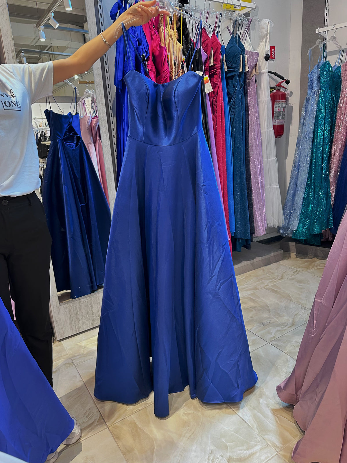 Abito lungo elegante blu royal con spalline sottili e schiena allacciata – con tasche Blue elettrico