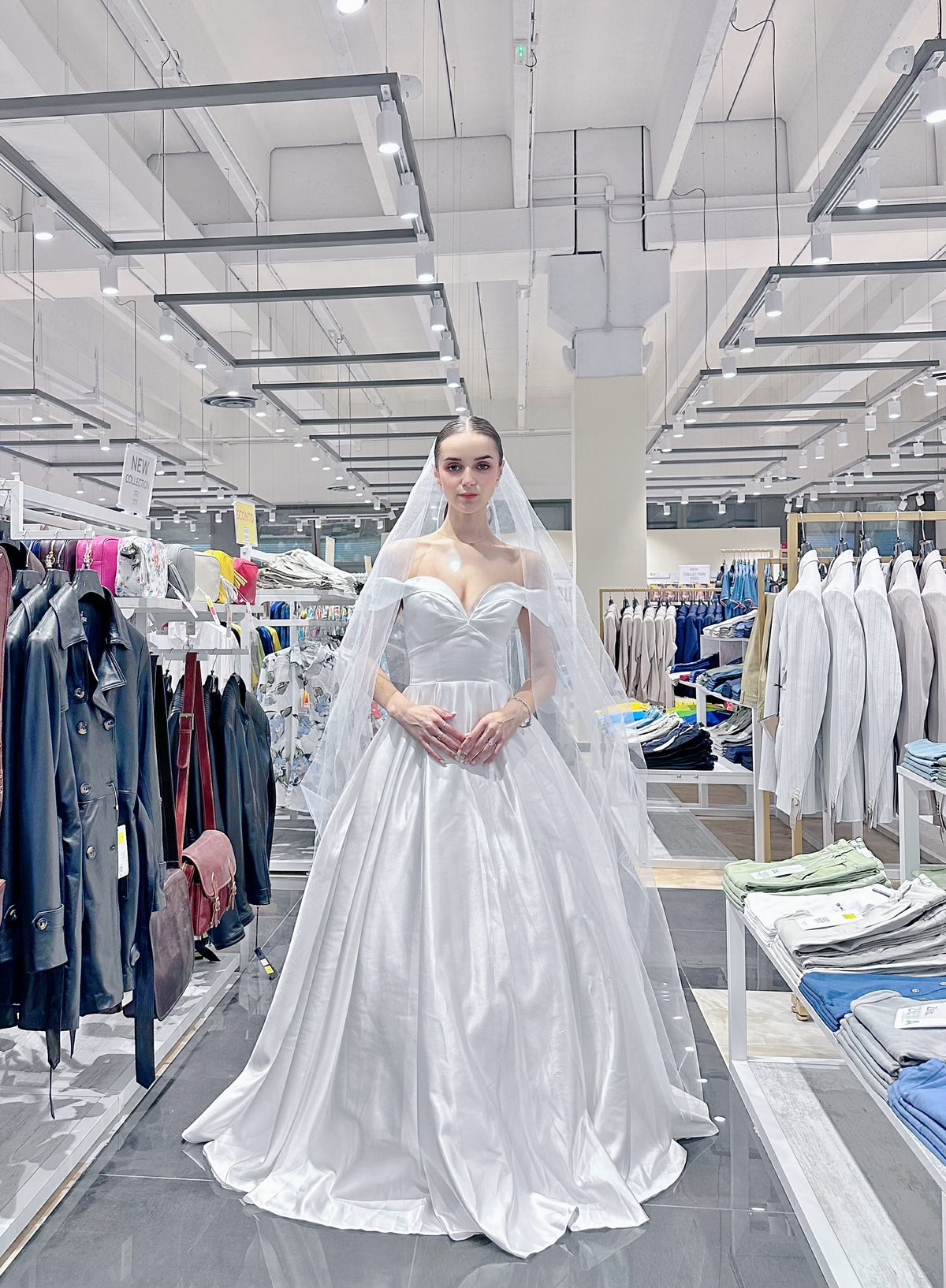 Abito da Sposa in Raso con Spalle Scoperte – Eleganza Senza Tempo M