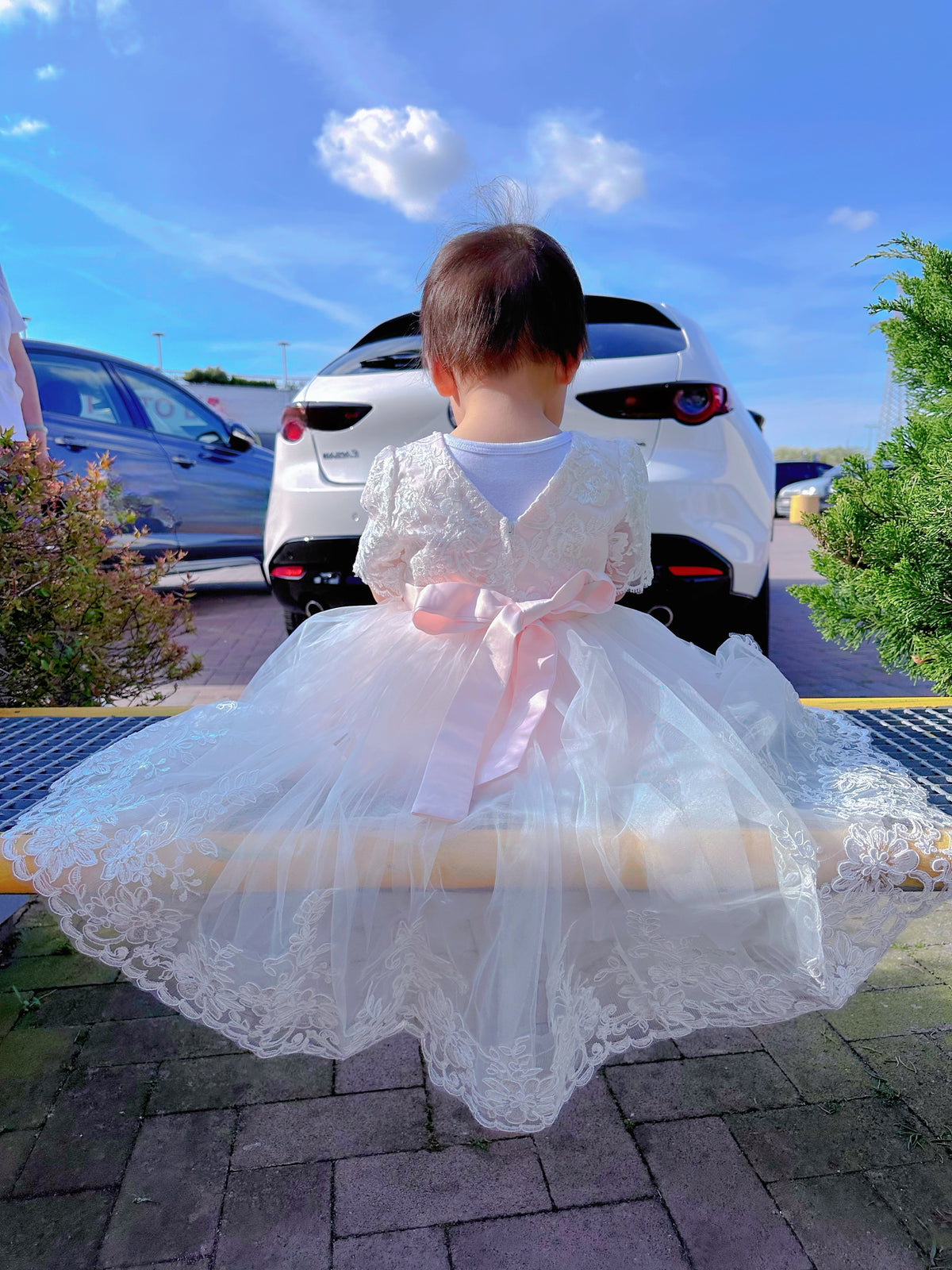 Abito da Cerimonia Bambina Bianco con Pizzo e Fiocco Rosa – Gonna Tulle a Coda di Sirena (6-36 Mesi)-TheOne 3658
