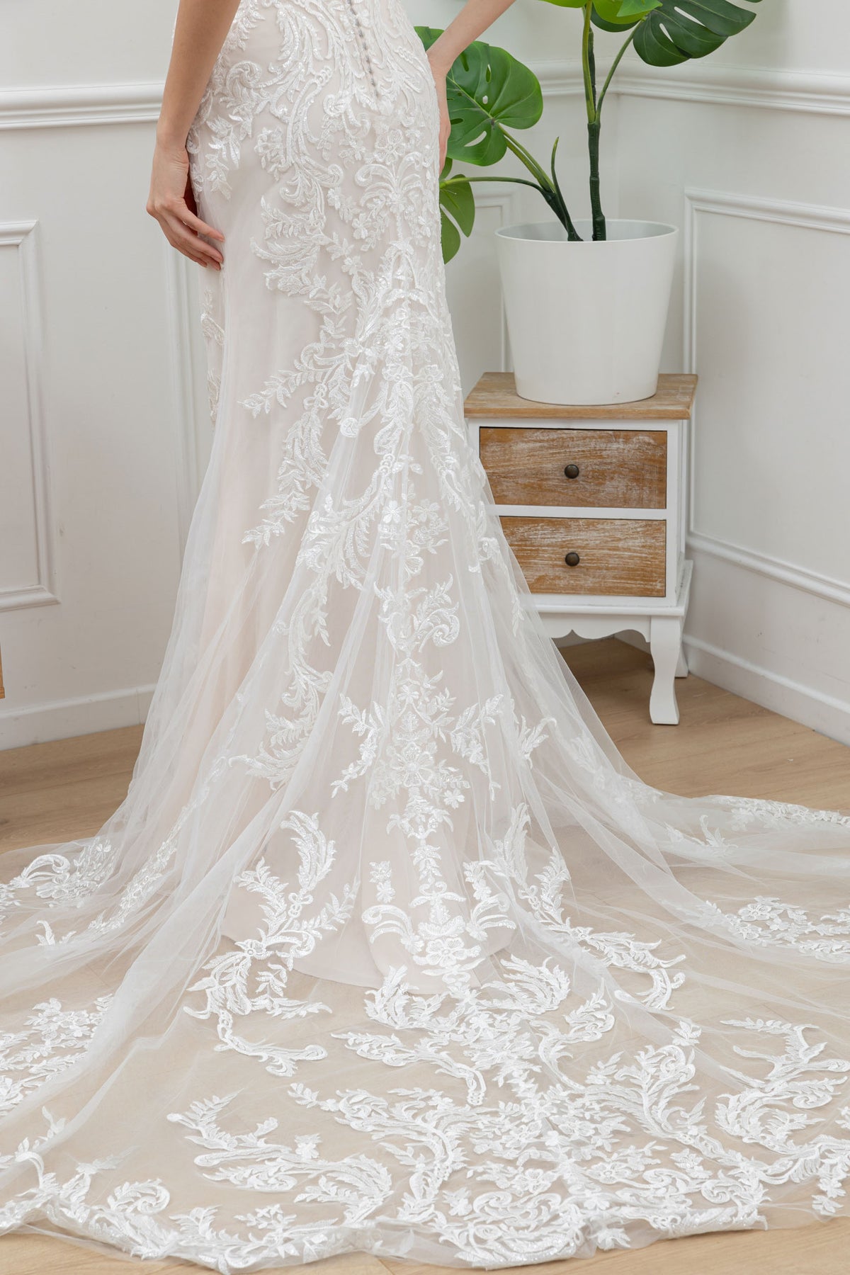 Abito da Sposa a Sirena in Pizzo Ricamato con Schiena Scoperta e Strascico-828016