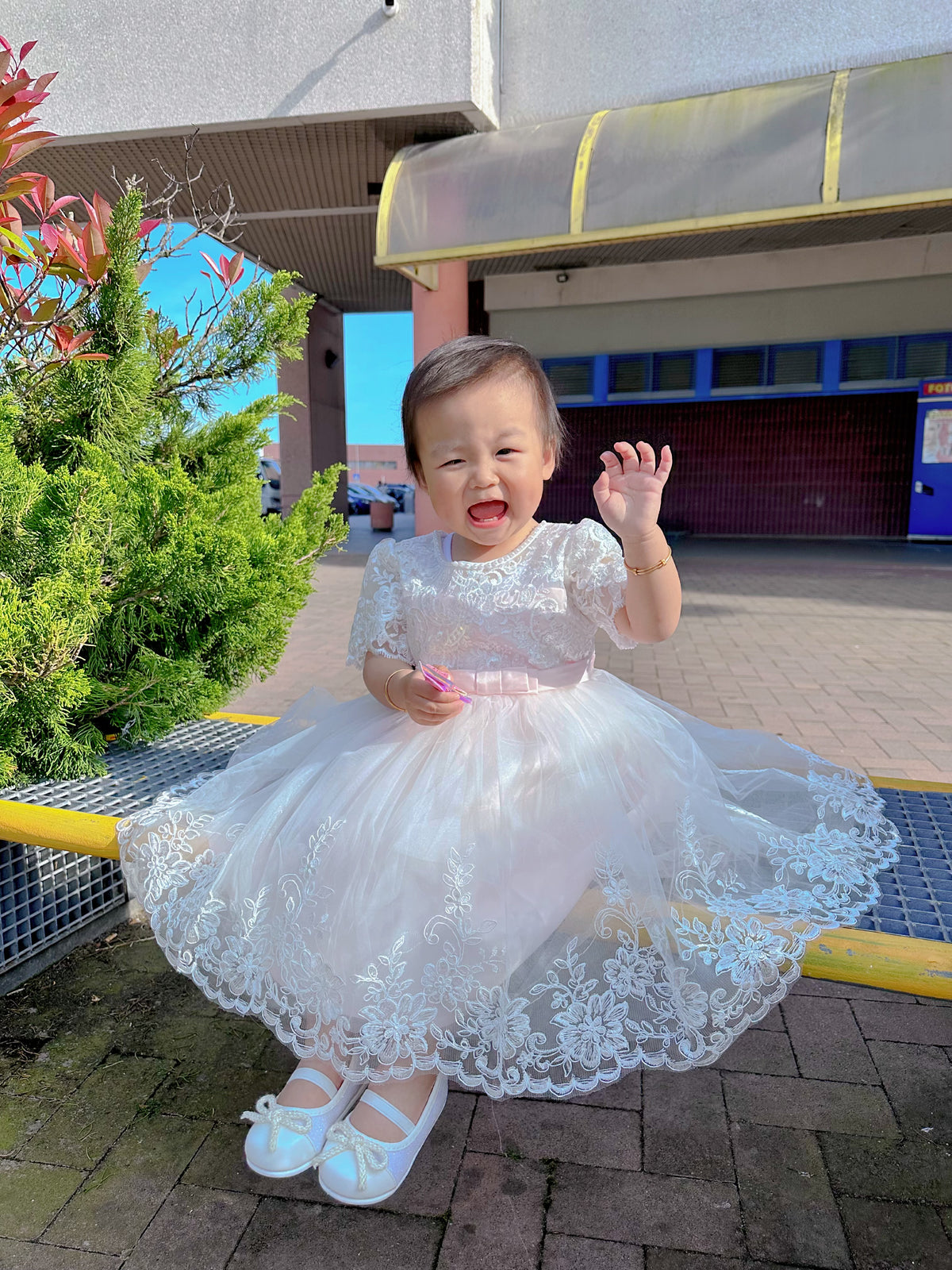 Abito da Cerimonia Bambina Bianco con Pizzo e Fiocco Rosa – Gonna Tulle a Coda di Sirena (6-36 Mesi)-TheOne 3658