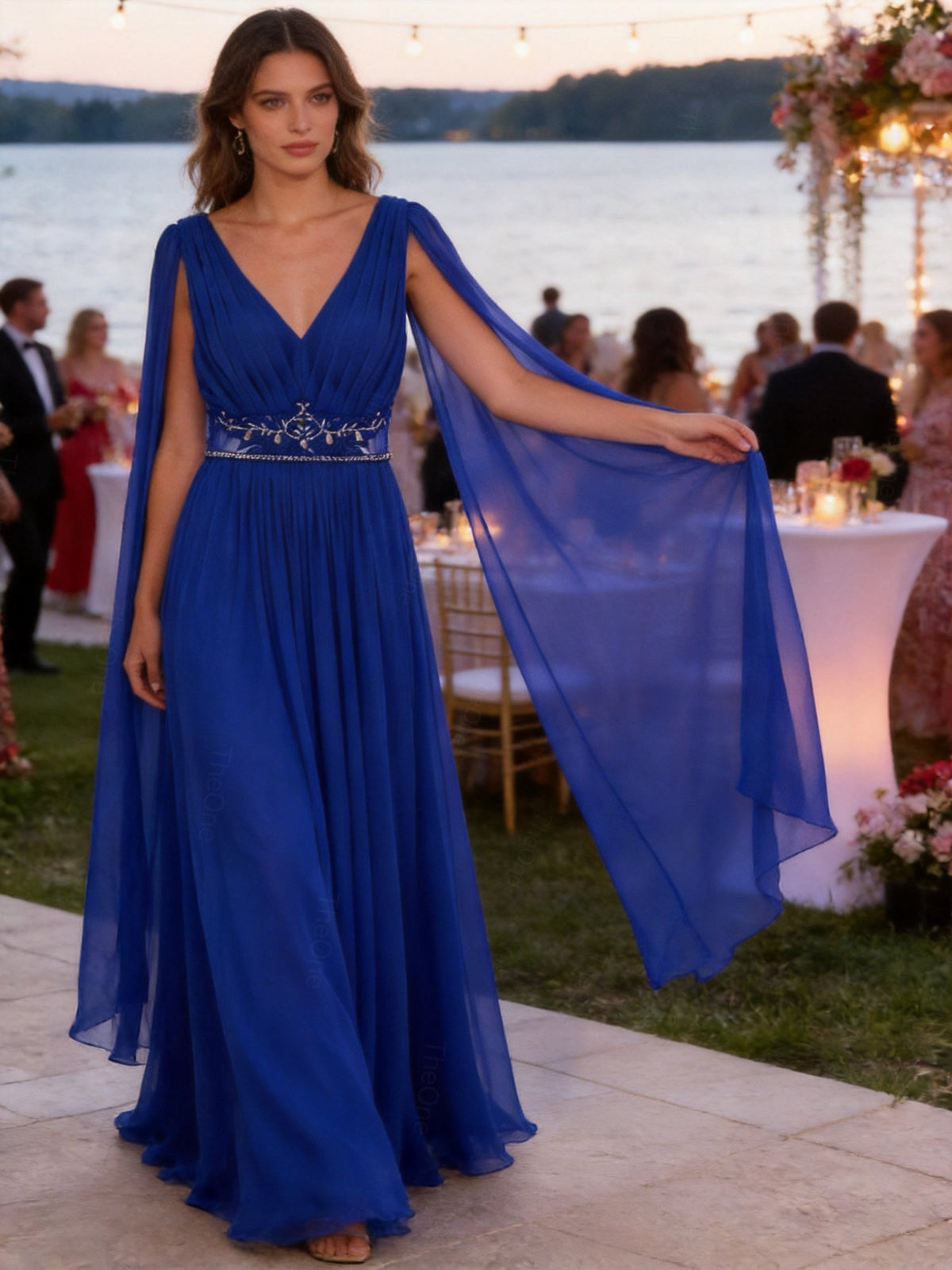 Abito Elegante Lungo in Chiffon con Mantella e Ricami