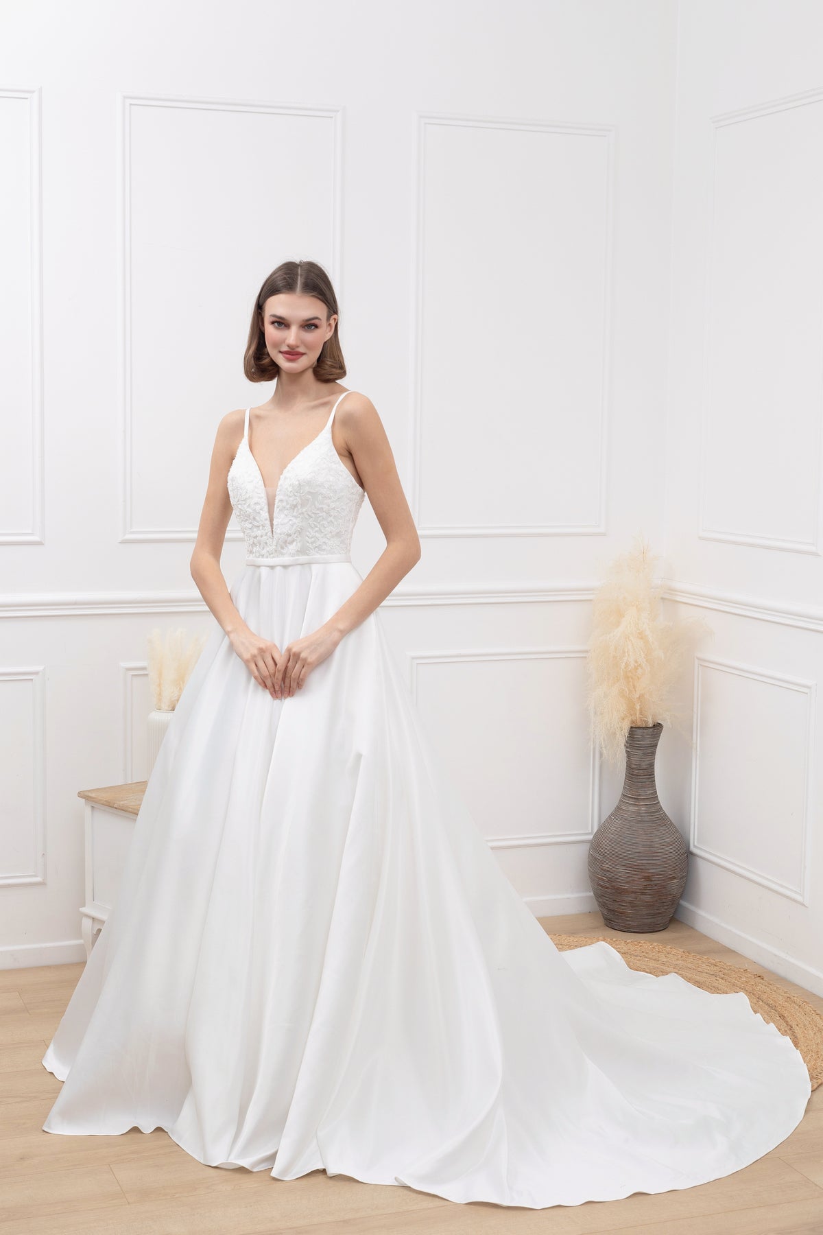 Abito da Sposa Elegante con Scollo Profondo in Pizzo – Vestito Lungo Principessa con Strascico – TheOne Ferrara -835103 Bianco