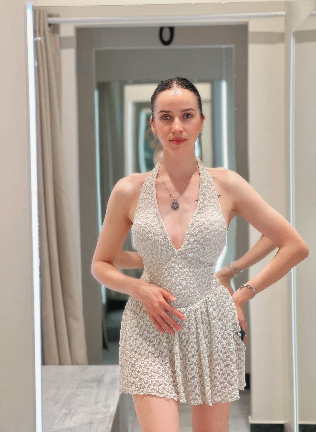 Abito corto estivo da donna in pizzo floreale con scollo a V e schiena scoperta – Stile Dolce Vita