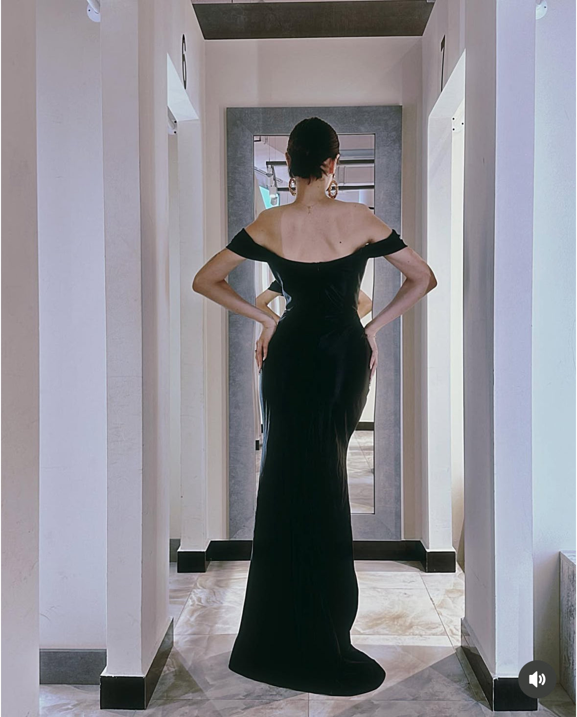 Abito da sera nero lucido con spacco e spalle scoperte – eleganza assoluta