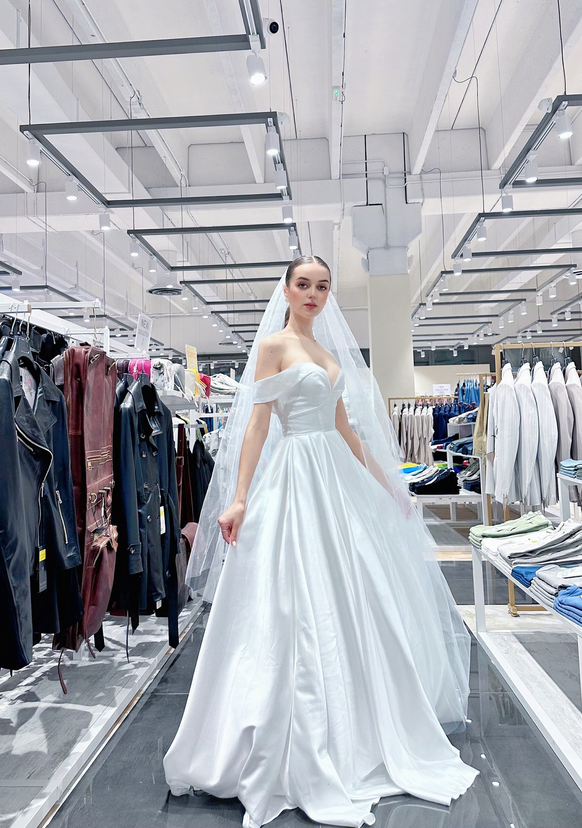 Abito da Sposa in Raso con Spalle Scoperte – Eleganza Senza Tempo
