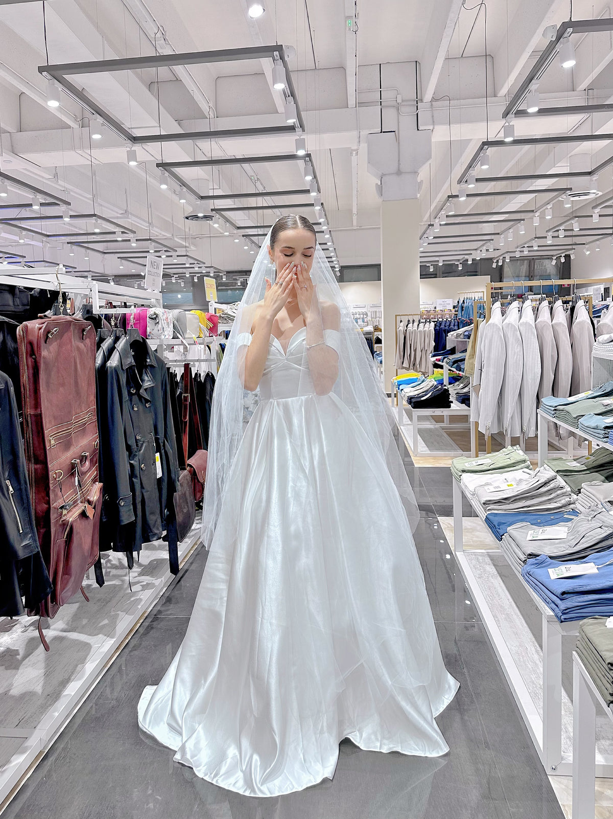 Abito da Sposa in Raso con Spalle Scoperte – Eleganza Senza Tempo