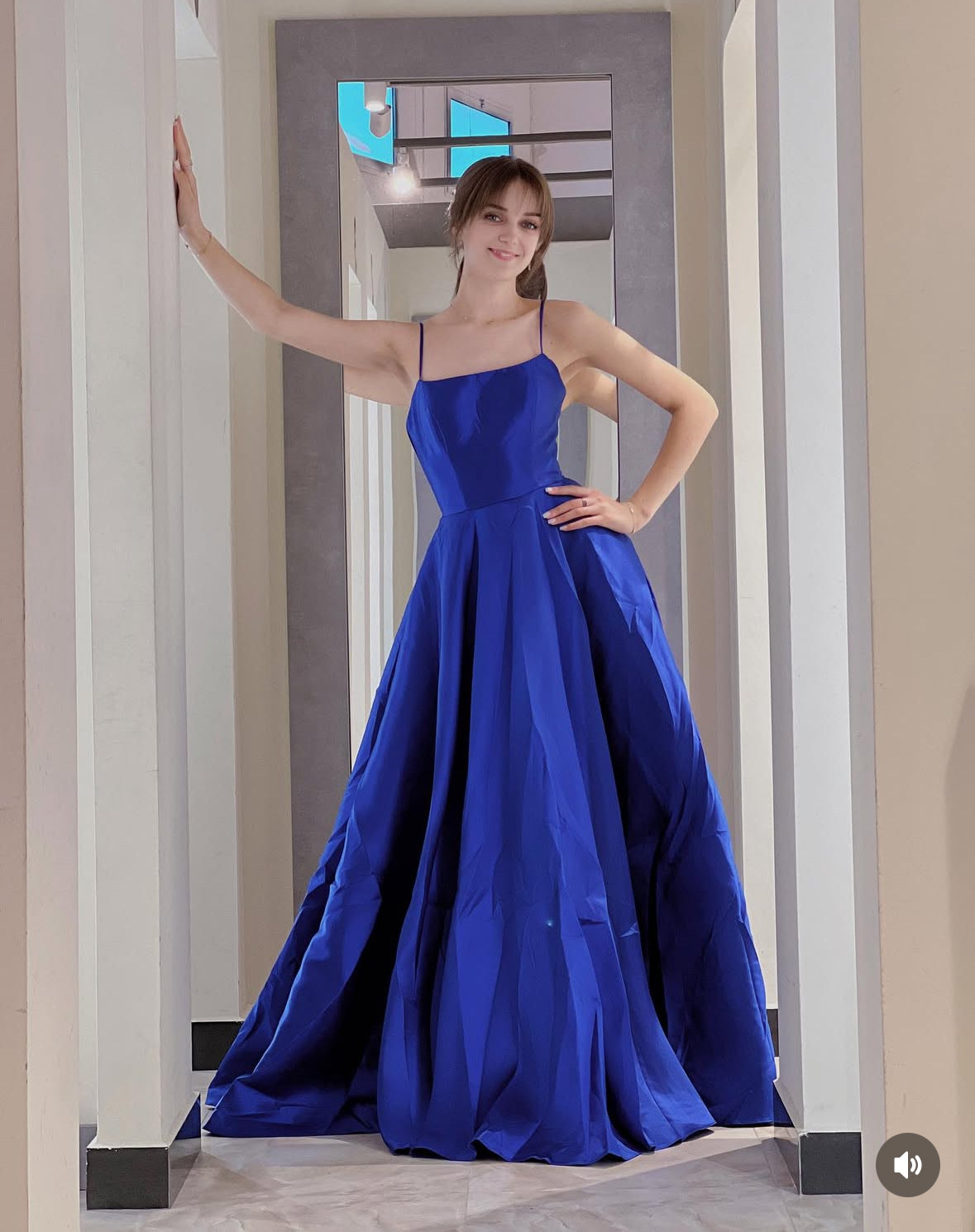 Abito lungo elegante blu royal con spalline sottili e schiena allacciata – con tasche Blu royal S