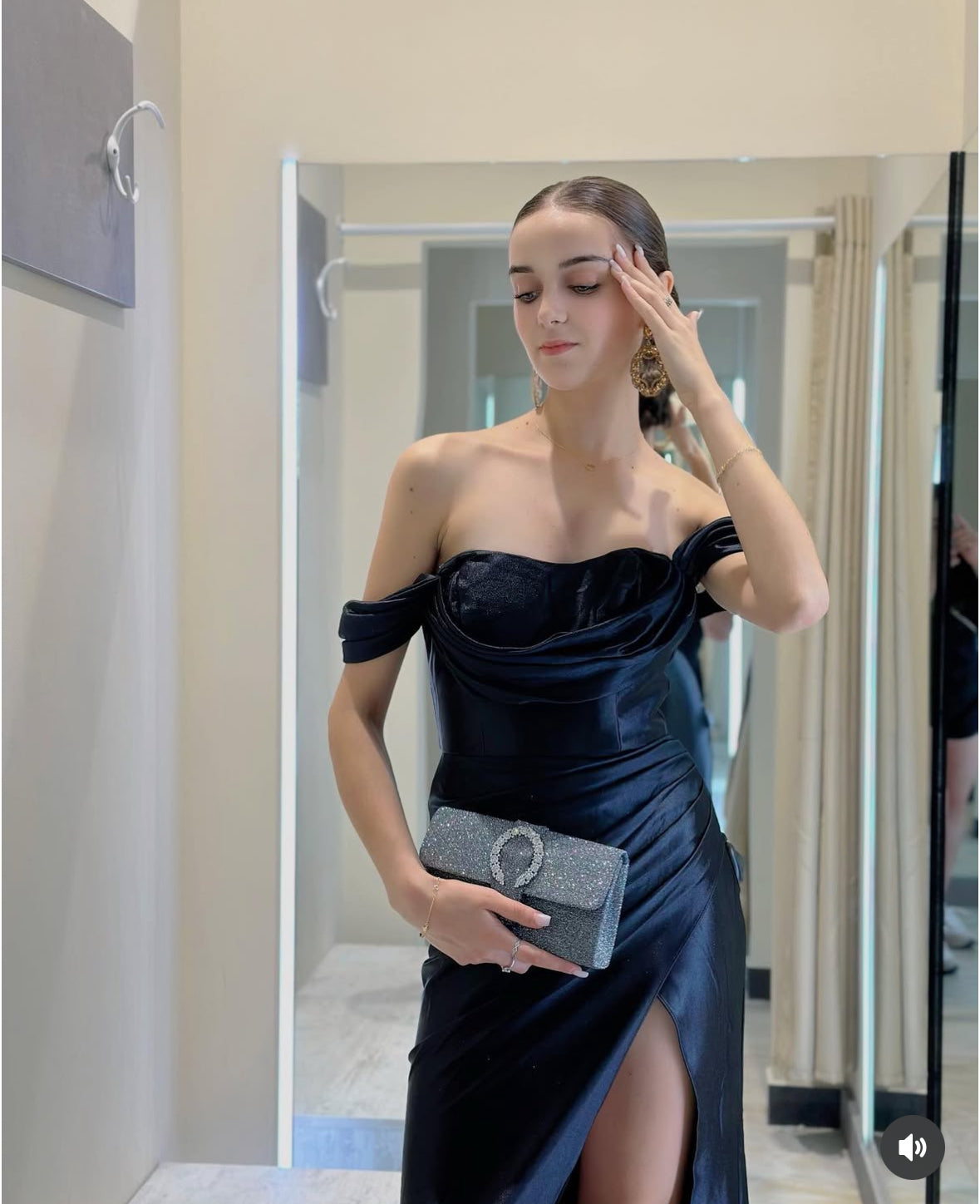 Abito da sera nero lucido con spacco e spalle scoperte – eleganza assoluta
