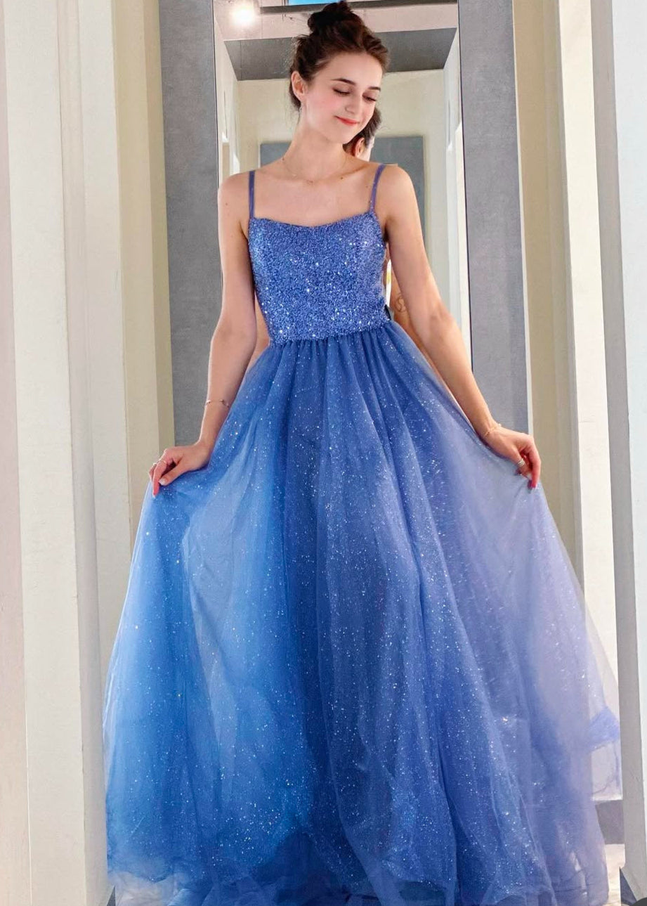 Abito da principessa blu con perline cucite a mano
