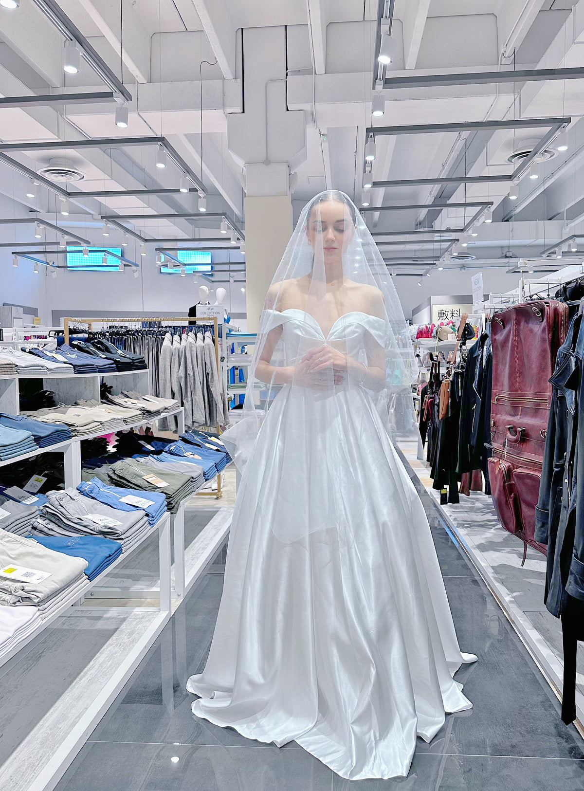 Abito da Sposa in Raso con Spalle Scoperte – Eleganza Senza Tempo