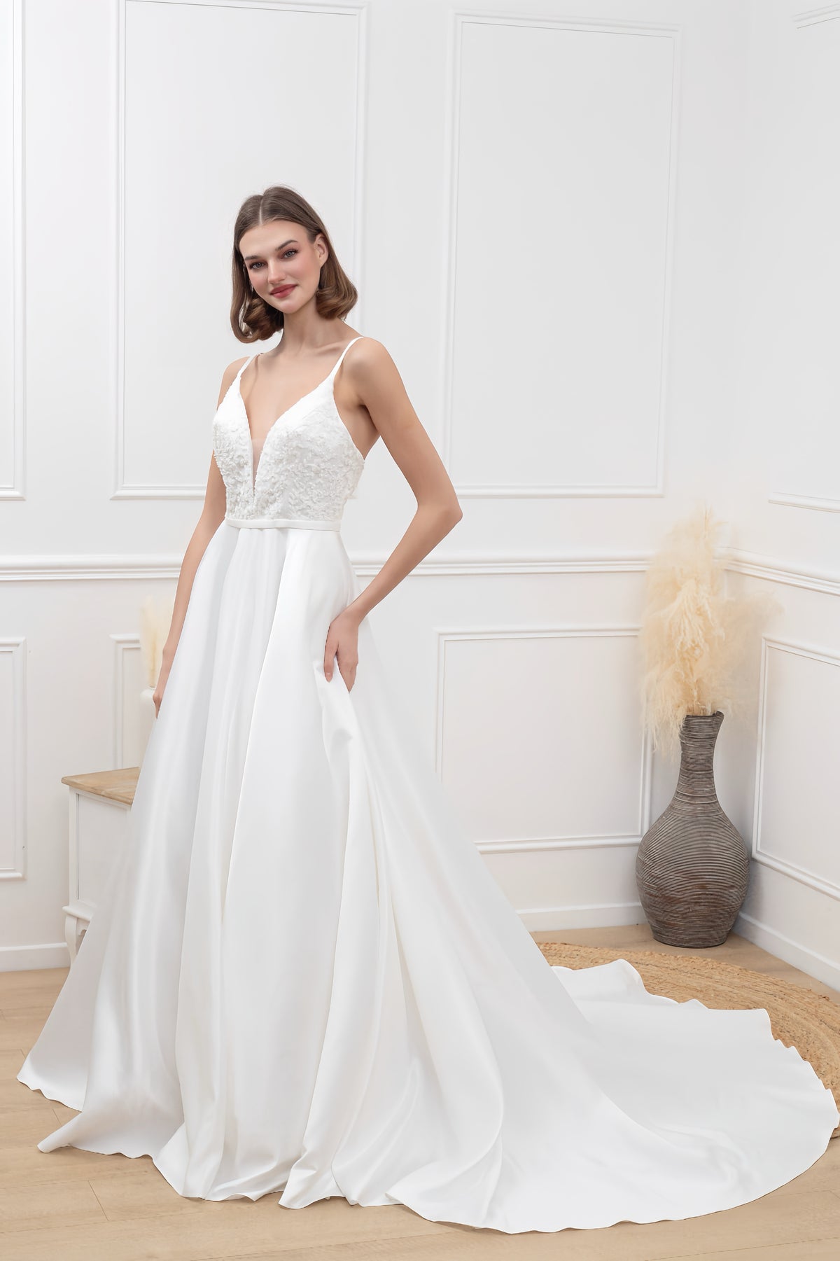 Abito da Sposa Elegante con Scollo Profondo in Pizzo – Vestito Lungo Principessa con Strascico – TheOne Ferrara -835103