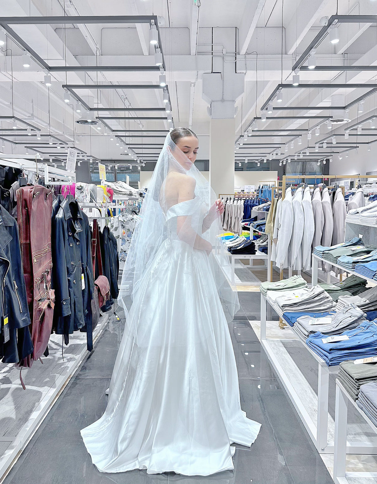 Abito da Sposa in Raso con Spalle Scoperte – Eleganza Senza Tempo