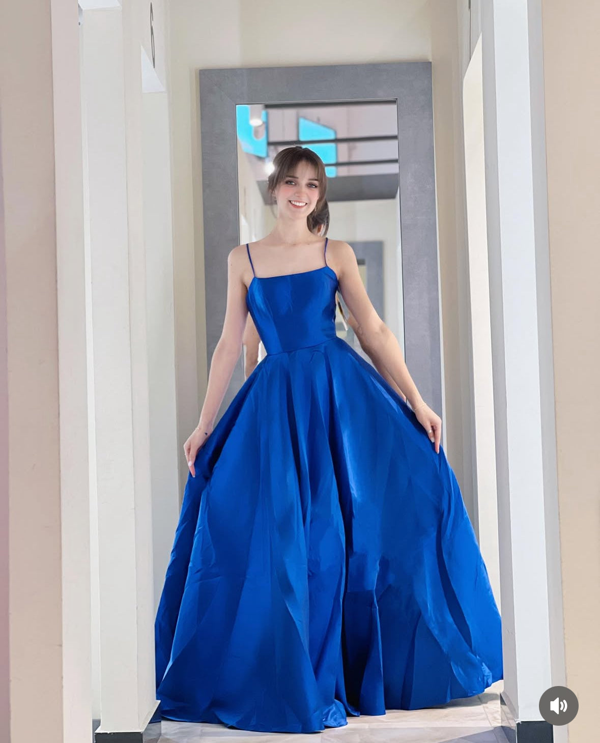 Abito lungo elegante blu royal con spalline sottili e schiena allacciata – con tasche