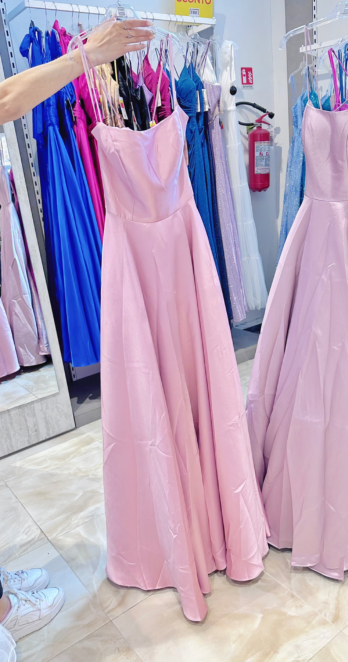 Abito lungo elegante blu royal con spalline sottili e schiena allacciata – con tasche Rosa