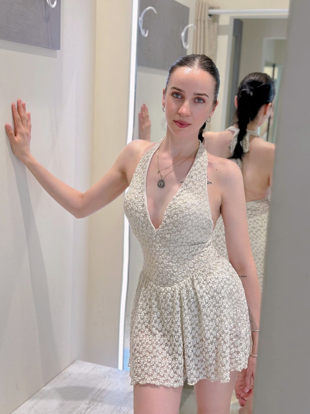 Abito corto estivo da donna in pizzo floreale con scollo a V e schiena scoperta – Stile Dolce Vita Taglia unica-40-55kg Beige