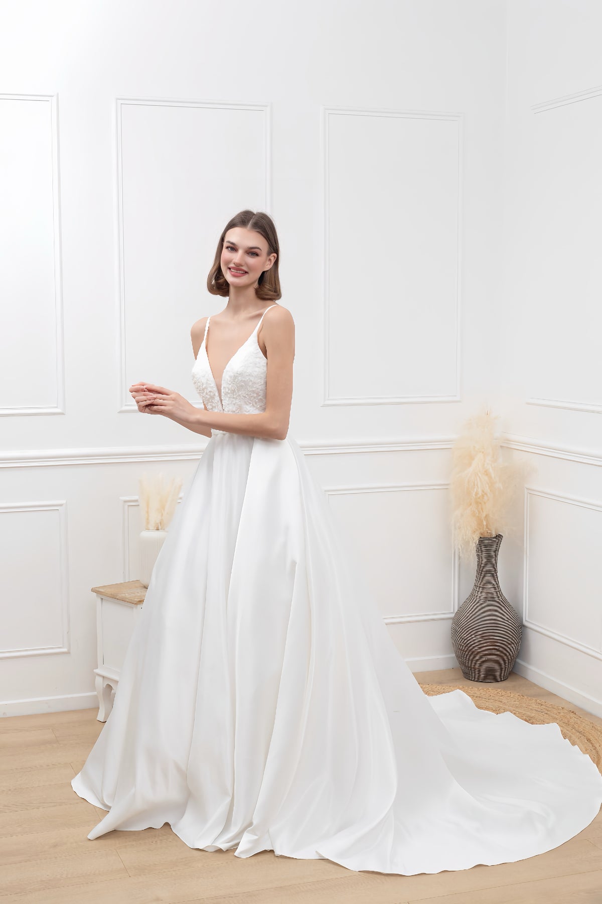 Abito da Sposa Elegante con Scollo Profondo in Pizzo – Vestito Lungo Principessa con Strascico – TheOne Ferrara -835103