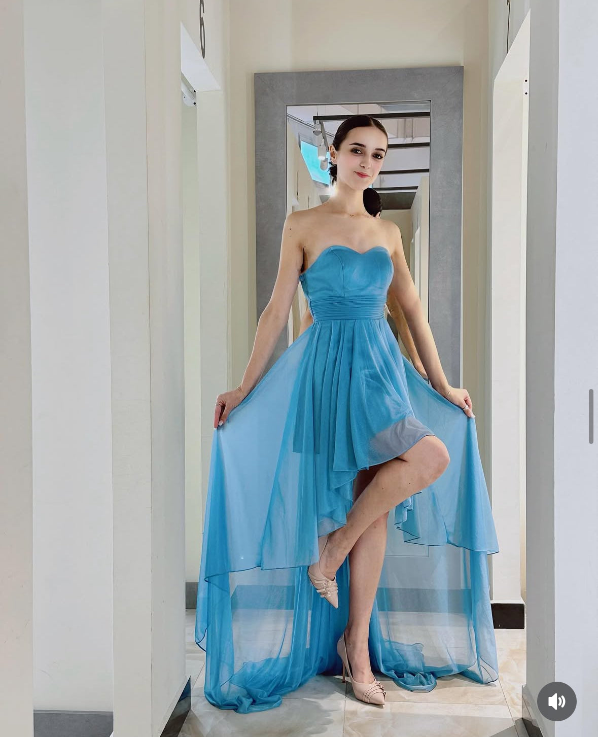 Abito da sera azzurro con scollo a cuore e gonna asimmetrica in tulle Azzurro chiaro M