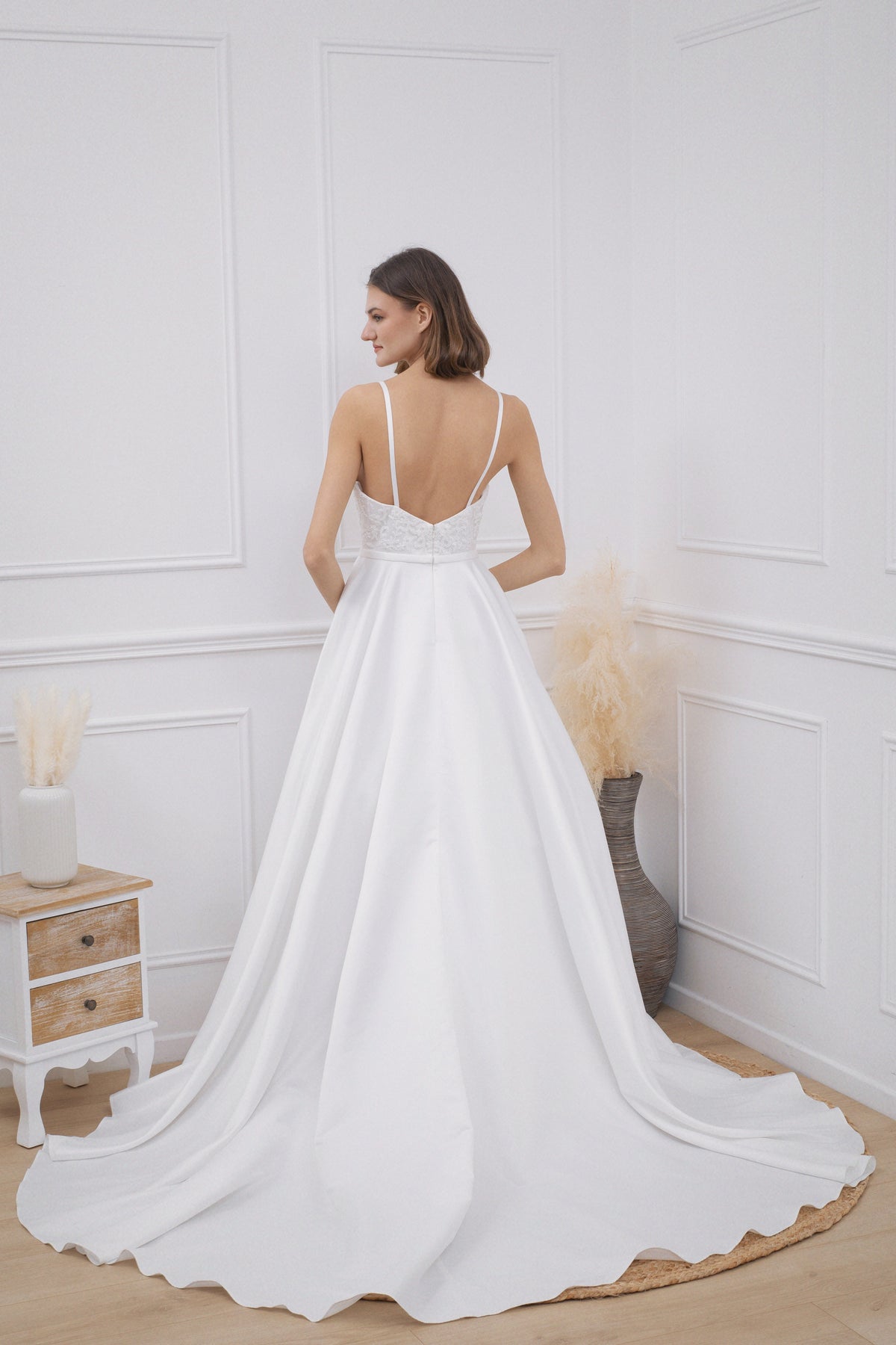 Abito da Sposa Elegante con Scollo Profondo in Pizzo – Vestito Lungo Principessa con Strascico – TheOne Ferrara -835103