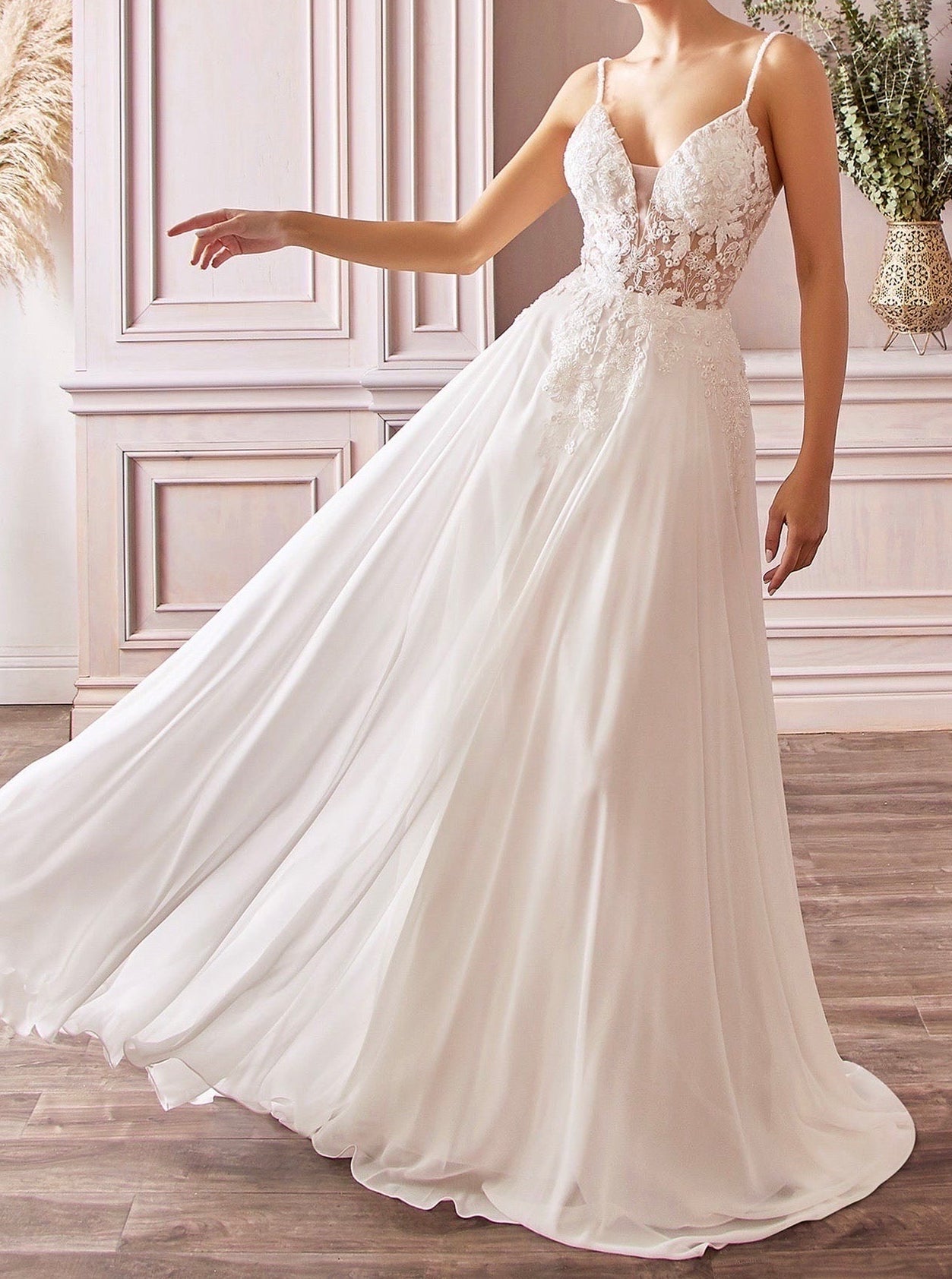Abito da Sposa A-Line in Chiffon con Pizzo 3D e Scollo Profondo – Spalline Sottili, Effetto Corsetto, Colore Avorio Naturale 879001