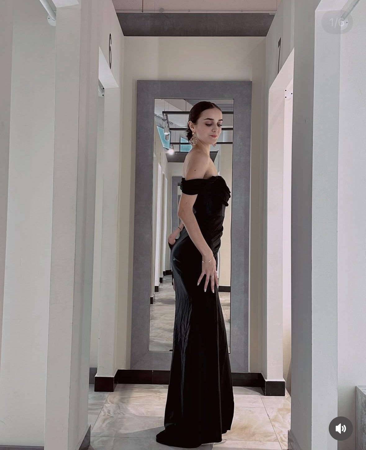 Abito da sera nero lucido con spacco e spalle scoperte – eleganza assoluta