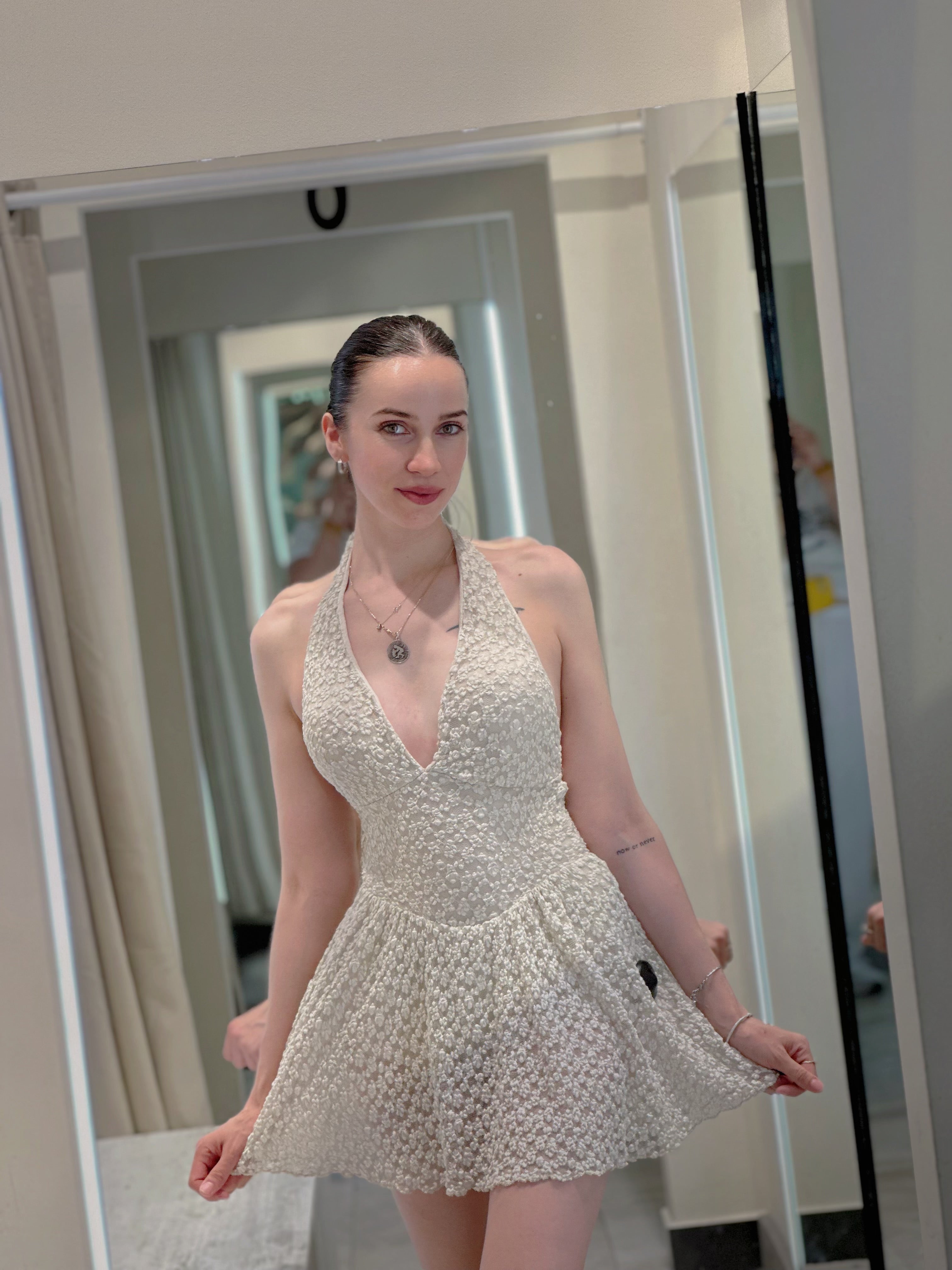 Abito corto estivo da donna in pizzo floreale con scollo a V e schiena scoperta – Stile Dolce Vita