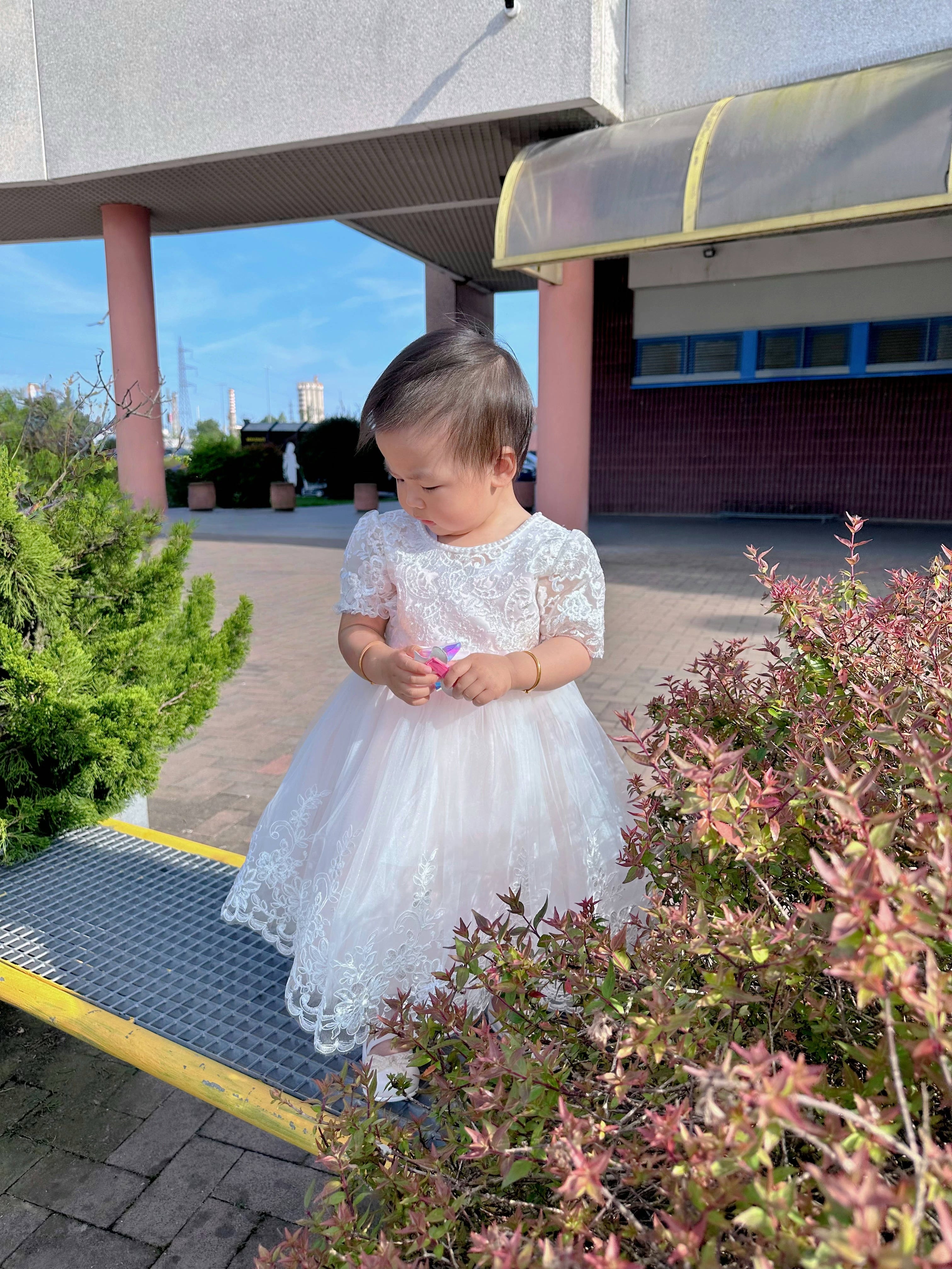 Abito da Cerimonia Bambina Bianco con Pizzo e Fiocco Rosa – Gonna Tulle a Coda di Sirena (6-36 Mesi)-TheOne 3658