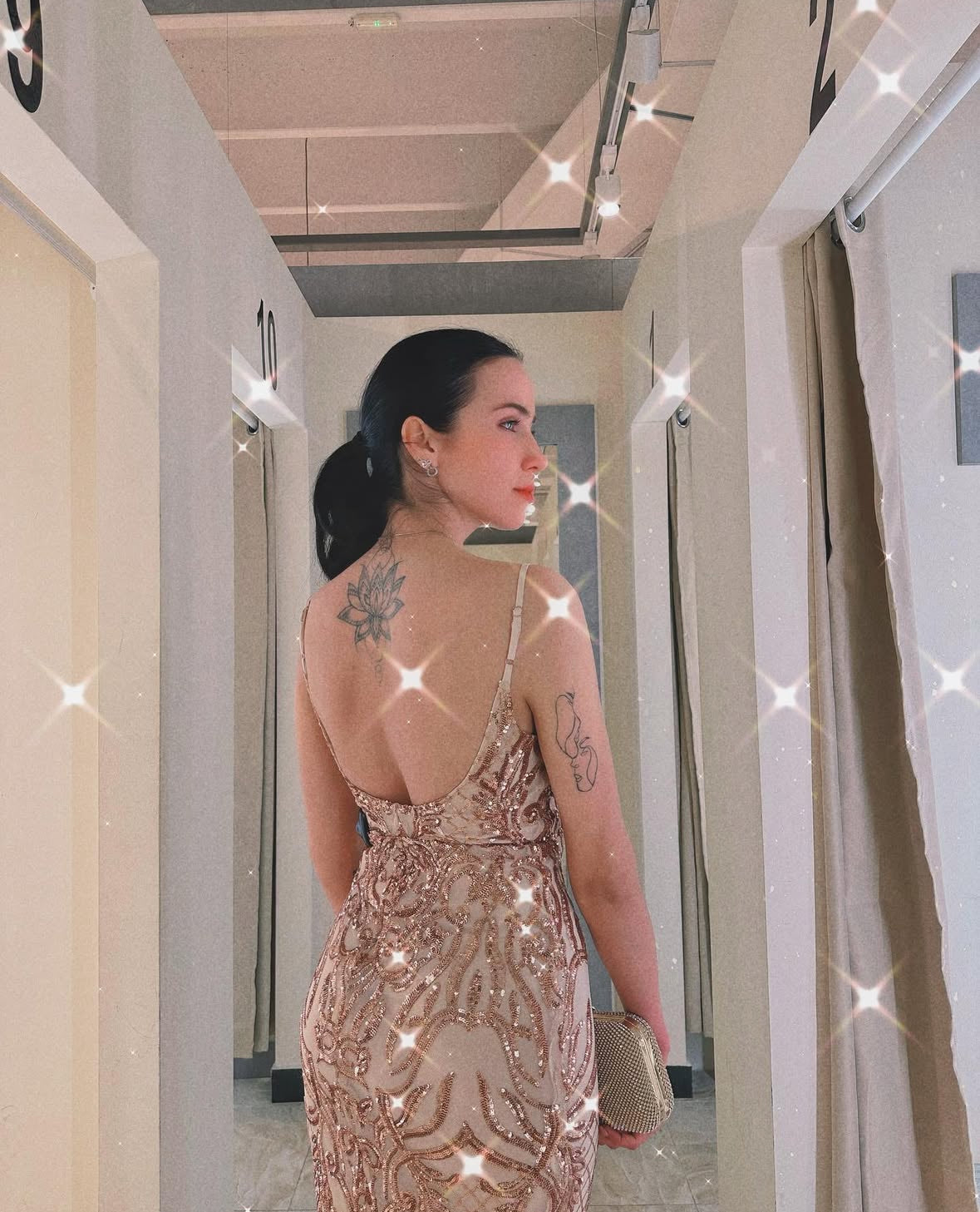 Abito da sera color champagne con paillettes e spacco – eleganza rétro