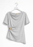 Top Donna Drappeggiato in Cotone – T-Shirt Elegante con Dettaglio Oro 66294 Grigio