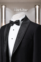 Smoking Uomo Nero 4 Pezzi con Rever Effetto Strass – Giacca 1 Bottone + Gilet Doppiopetto + Pantaloni + Papillon -Slim Fit Drop 6 -400-1-TheOne Ferrara