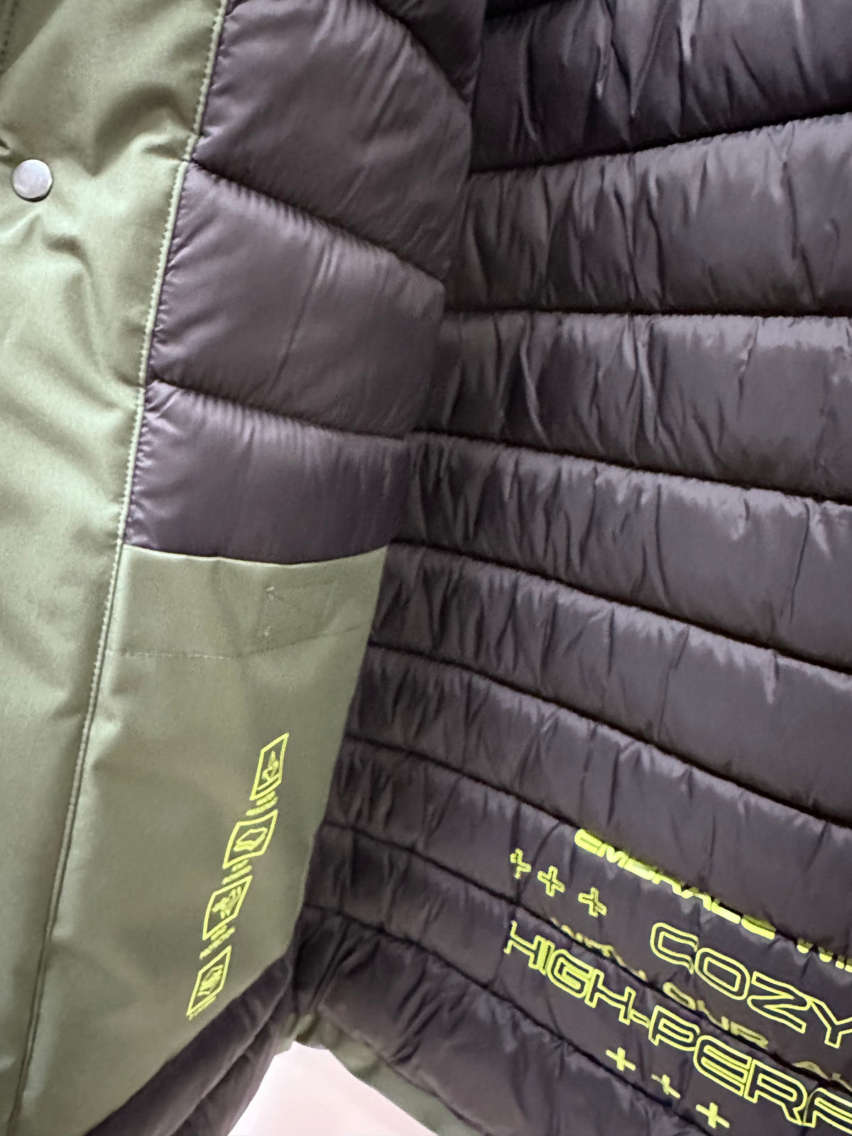 Giubbotto Invernale Tecnico con Imbottitura Termica – Cappuccio, Antivento e Idrorepellente 0002813