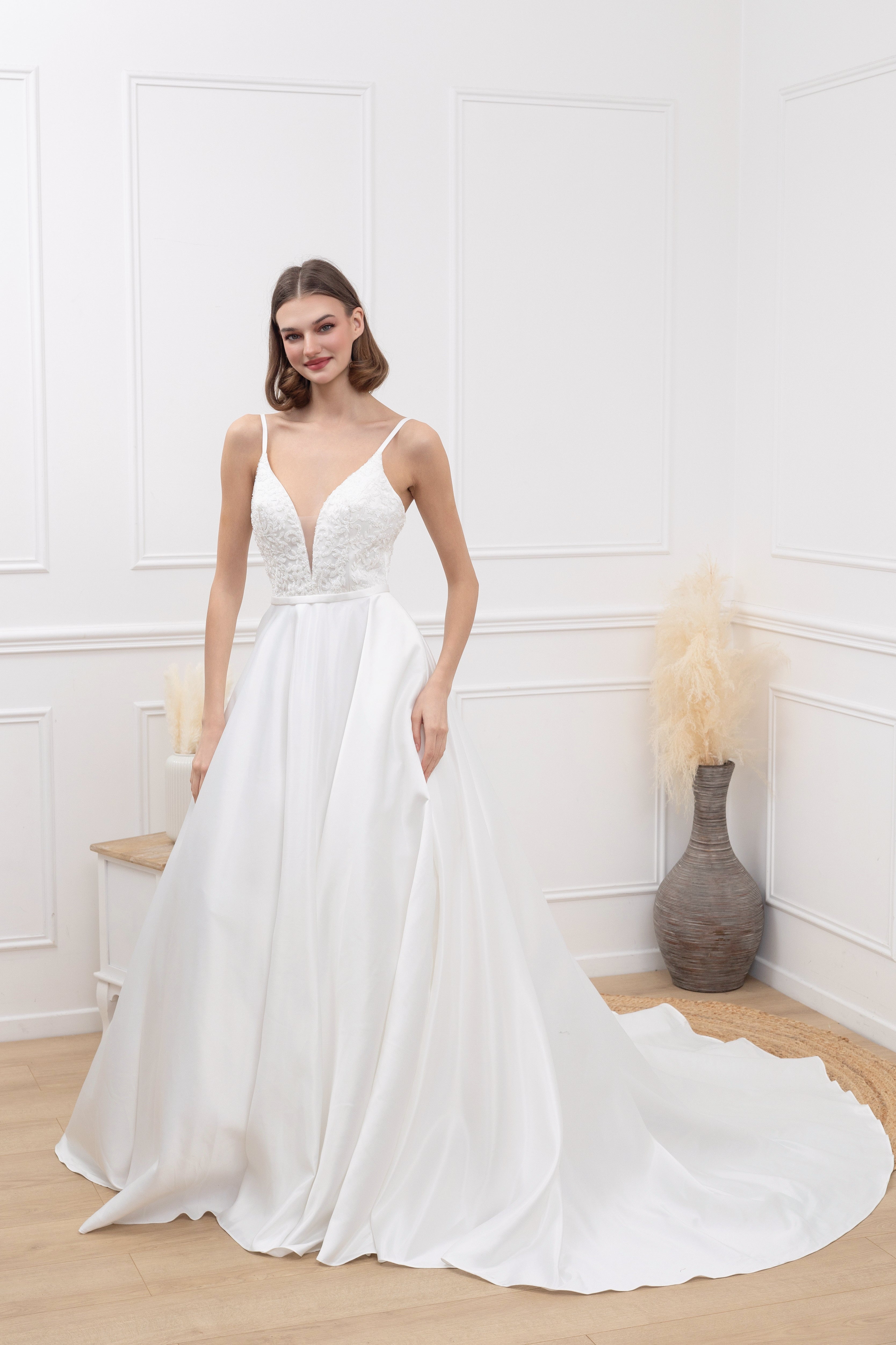 Abito da Sposa Elegante con Scollo Profondo in Pizzo – Vestito Lungo Principessa con Strascico – TheOne Ferrara -835103 Bianco S