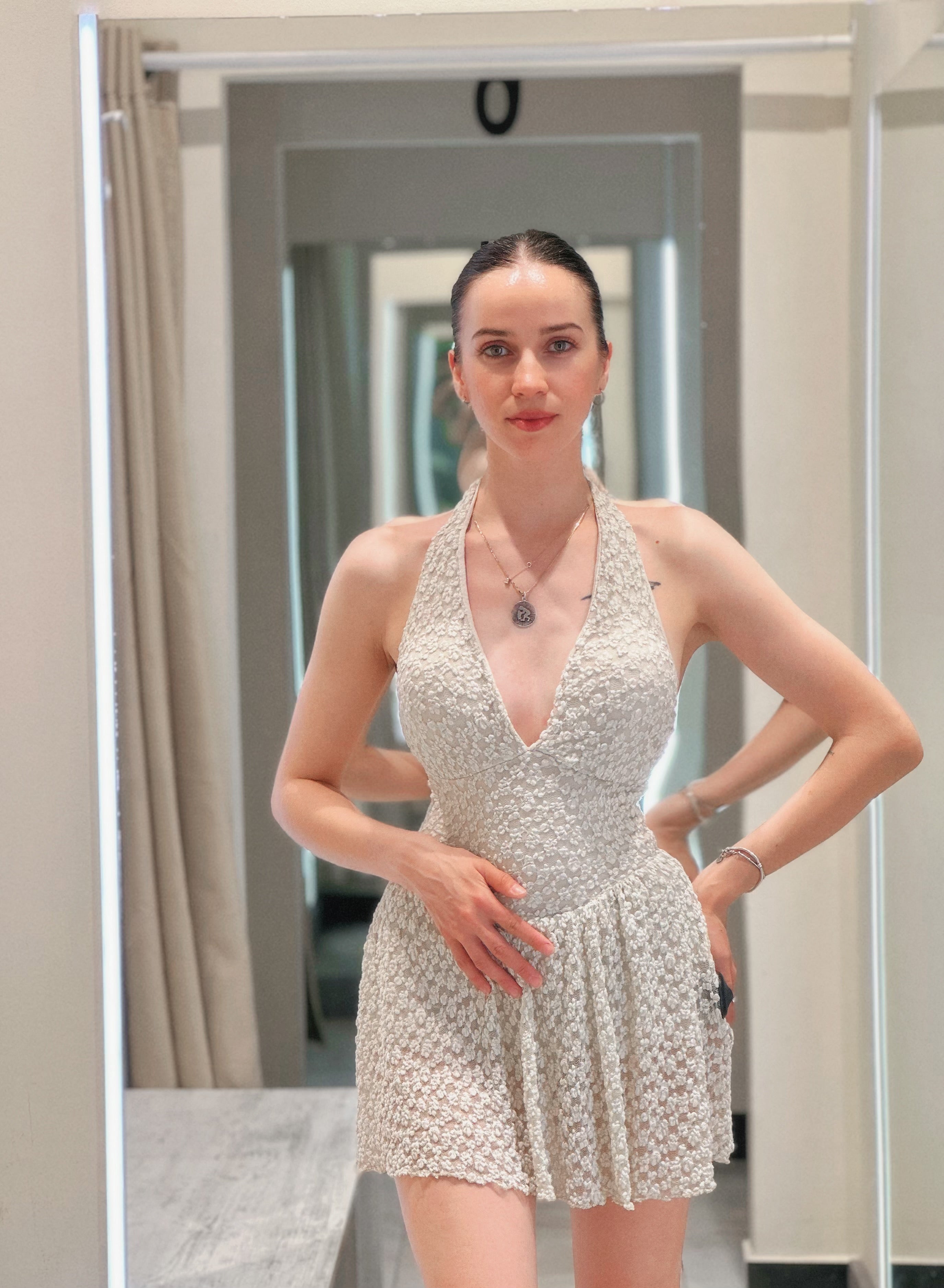 Abito corto estivo da donna in pizzo floreale con scollo a V e schiena scoperta – Stile Dolce Vita