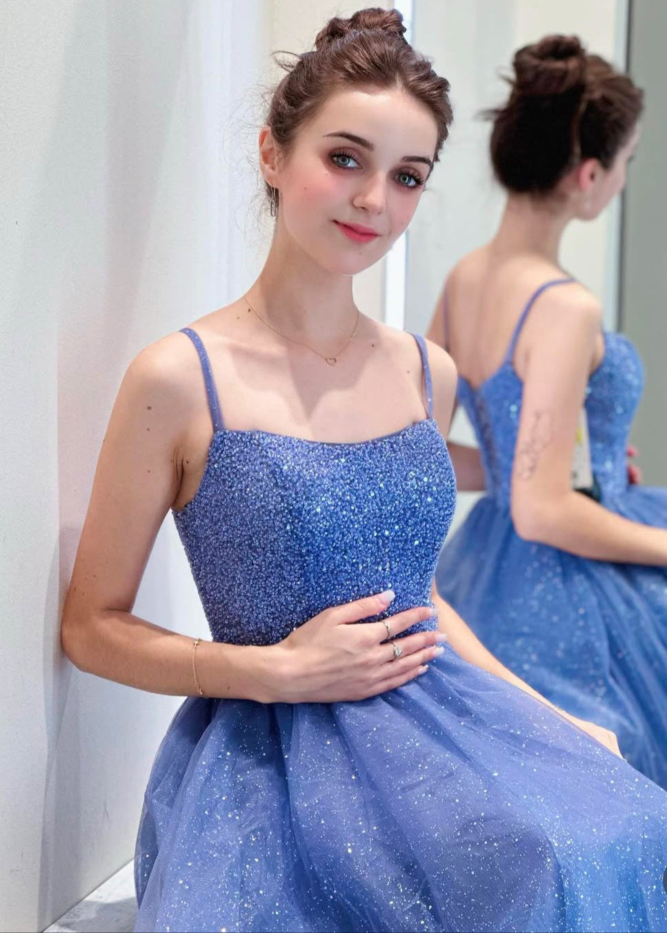 Abito da principessa blu con perline cucite a mano Viola