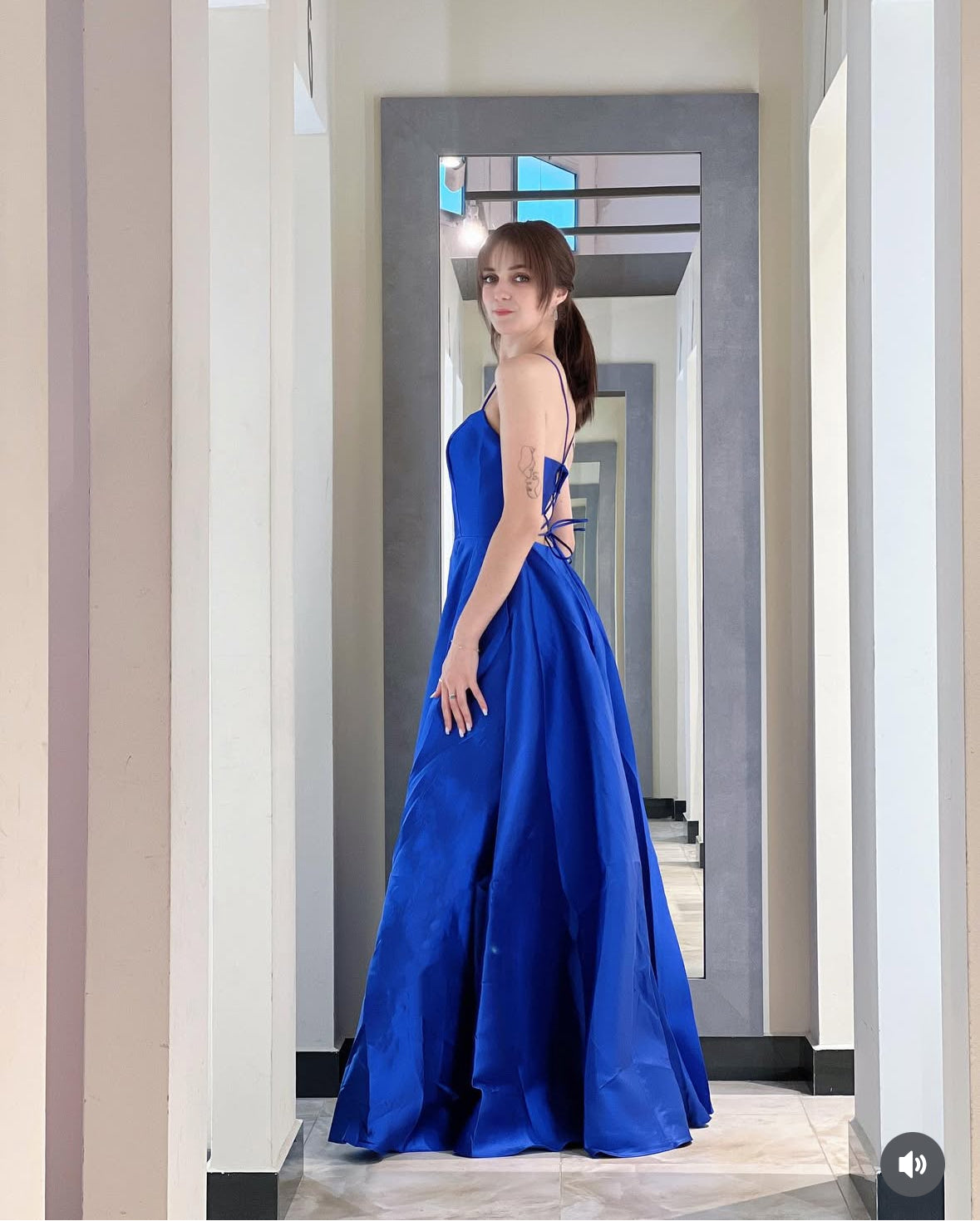 Abito lungo elegante blu royal con spalline sottili e schiena allacciata – con tasche