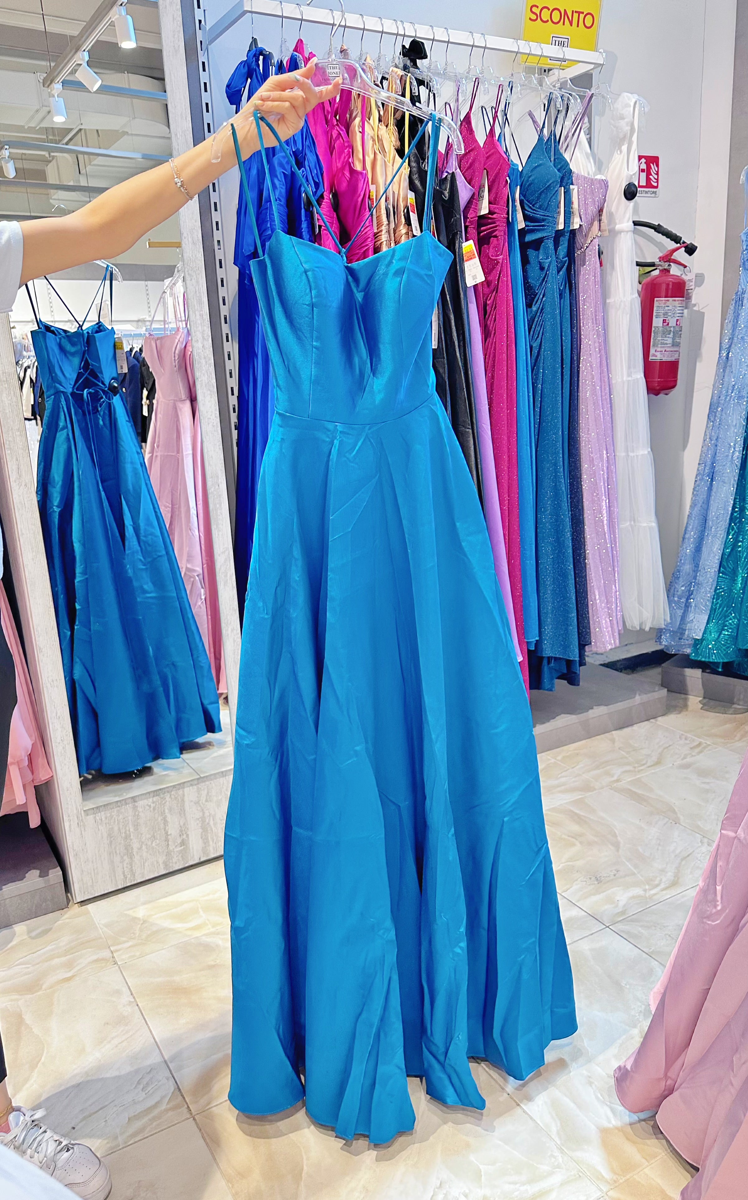 Abito lungo elegante blu royal con spalline sottili e schiena allacciata – con tasche blu pavone