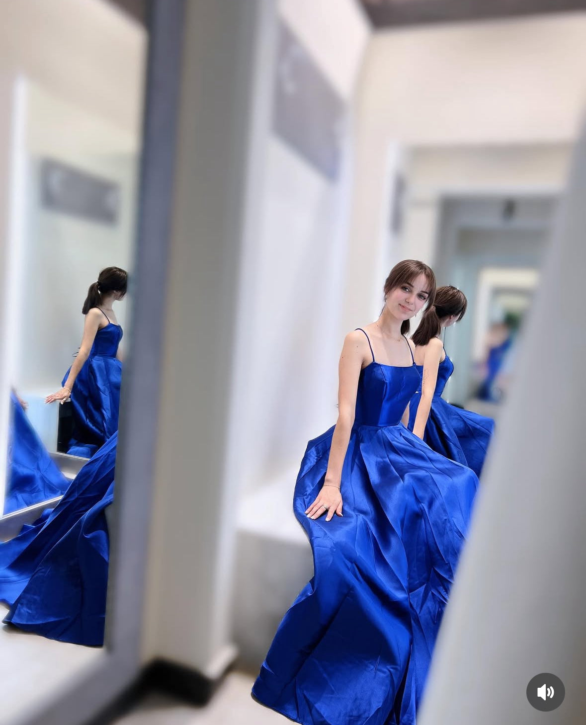 Abito lungo elegante blu royal con spalline sottili e schiena allacciata – con tasche