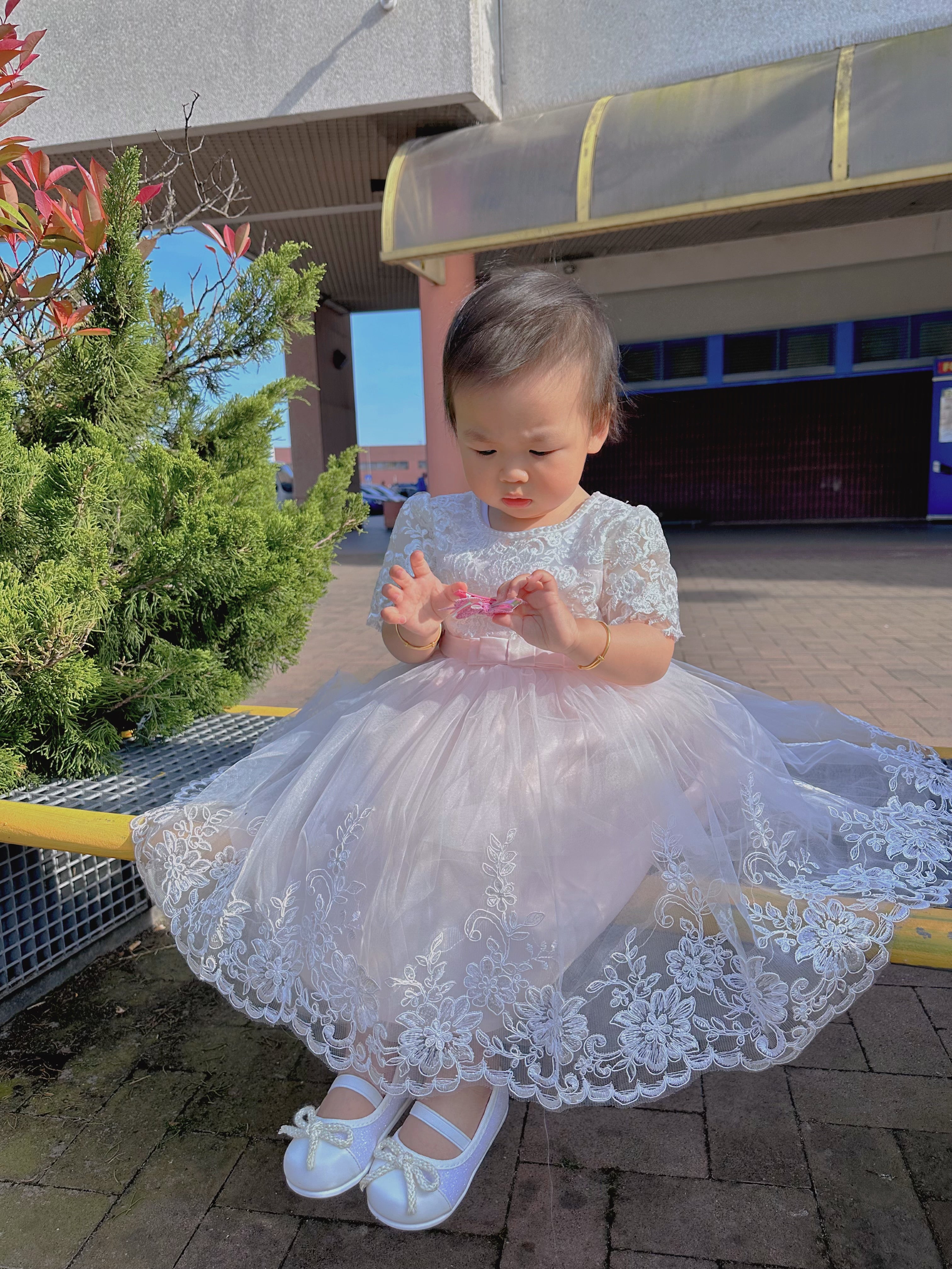 Abito da Cerimonia Bambina Bianco con Pizzo e Fiocco Rosa – Gonna Tulle a Coda di Sirena (6-36 Mesi)-TheOne 3658