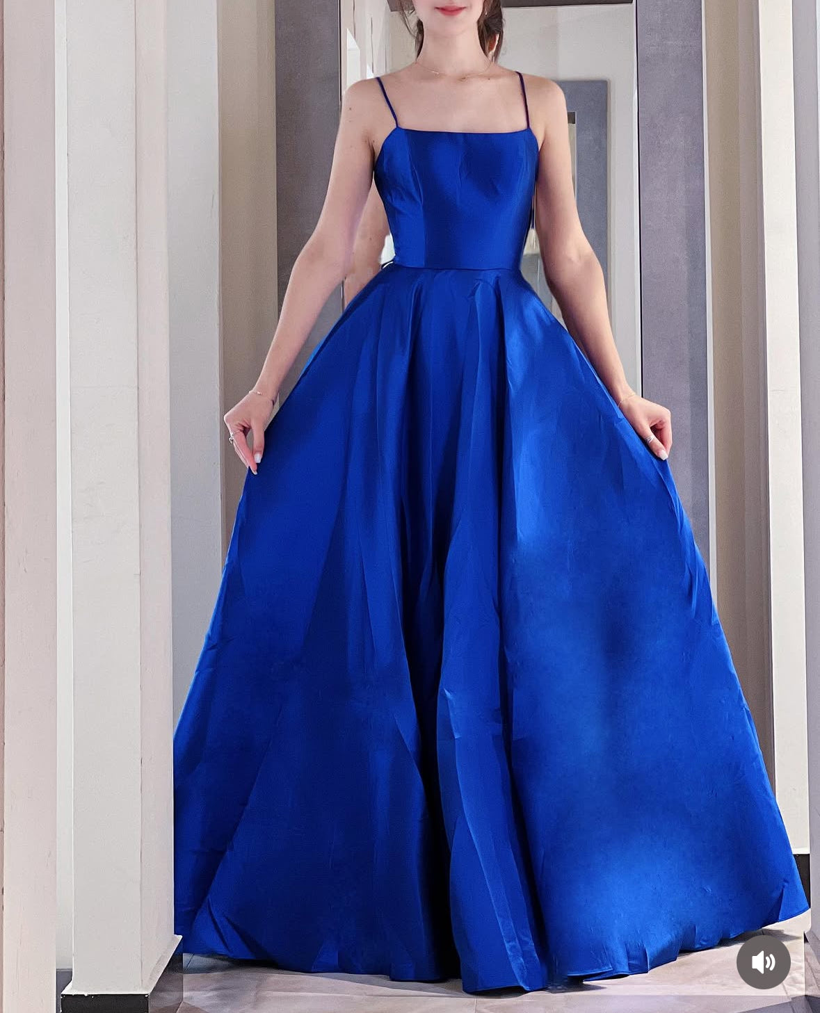 Abito lungo elegante blu royal con spalline sottili e schiena allacciata – con tasche