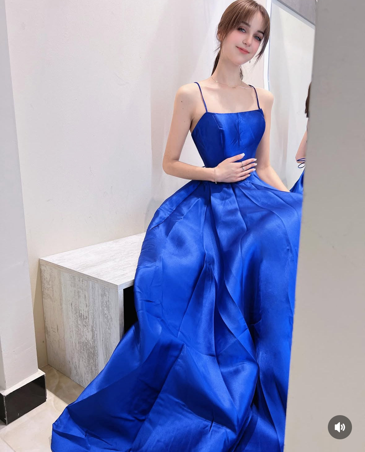 Abito lungo elegante blu royal con spalline sottili e schiena allacciata – con tasche Blu royal