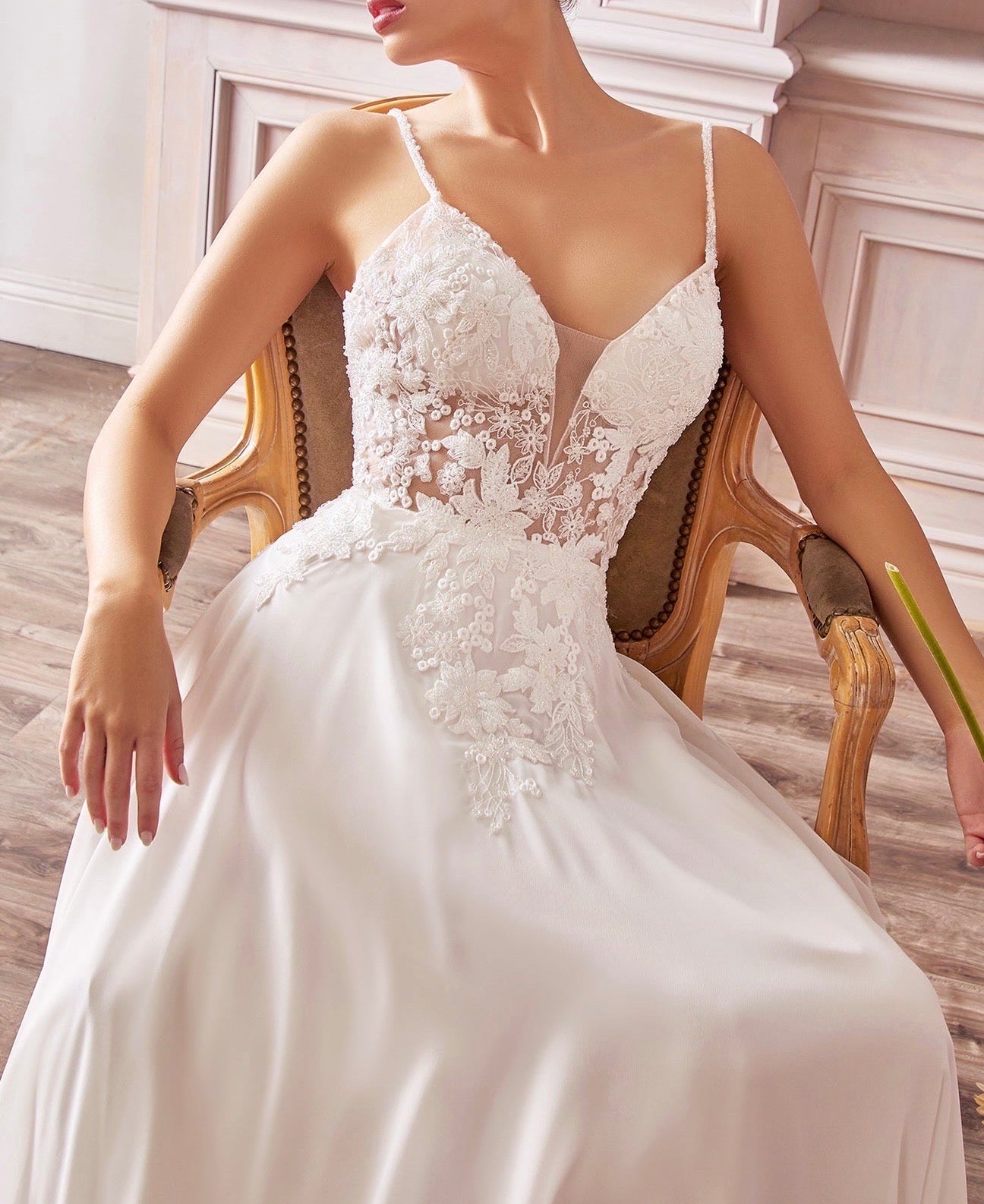 Abito da Sposa A-Line in Chiffon con Pizzo 3D e Scollo Profondo – Spalline Sottili, Effetto Corsetto, Colore Avorio Naturale 879001
