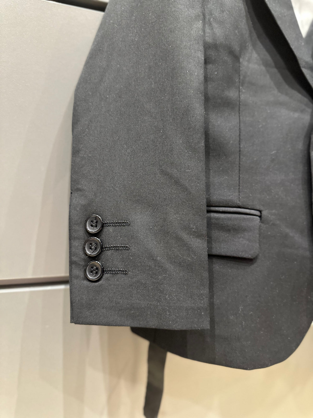 Completo Cerimonia Bambino 5 Pezzi – Abito Elegante Nero con Giacca, Gilet, Camicia, Pantaloni e Papillon 4-14Anni A07 TheOn