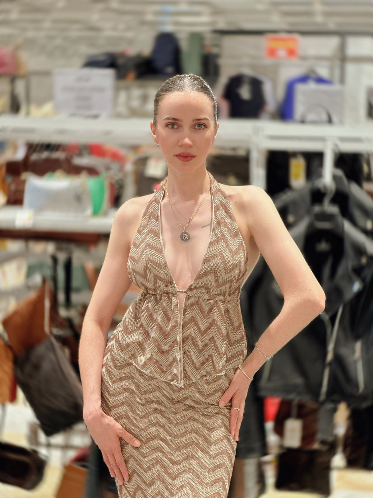 Top estivo da donna in maglia con scollo a V profondo e schiena scoperta – Stile boho chic 2025