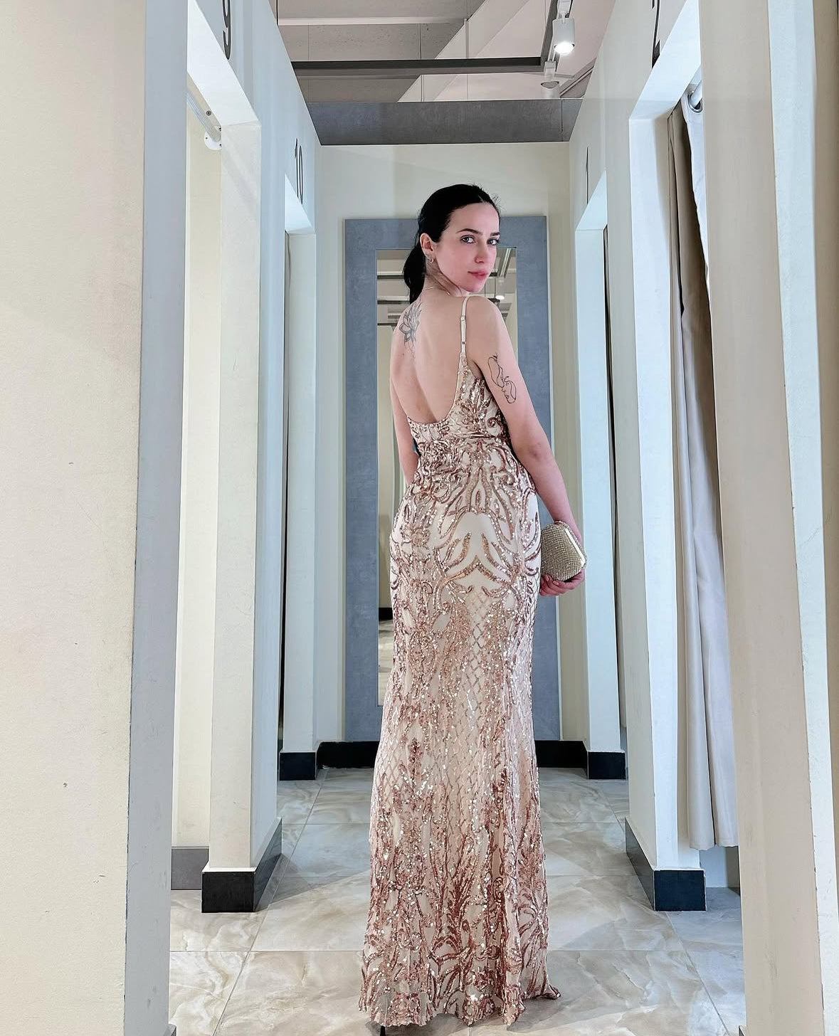 Abito da sera color champagne con paillettes e spacco – eleganza rétro