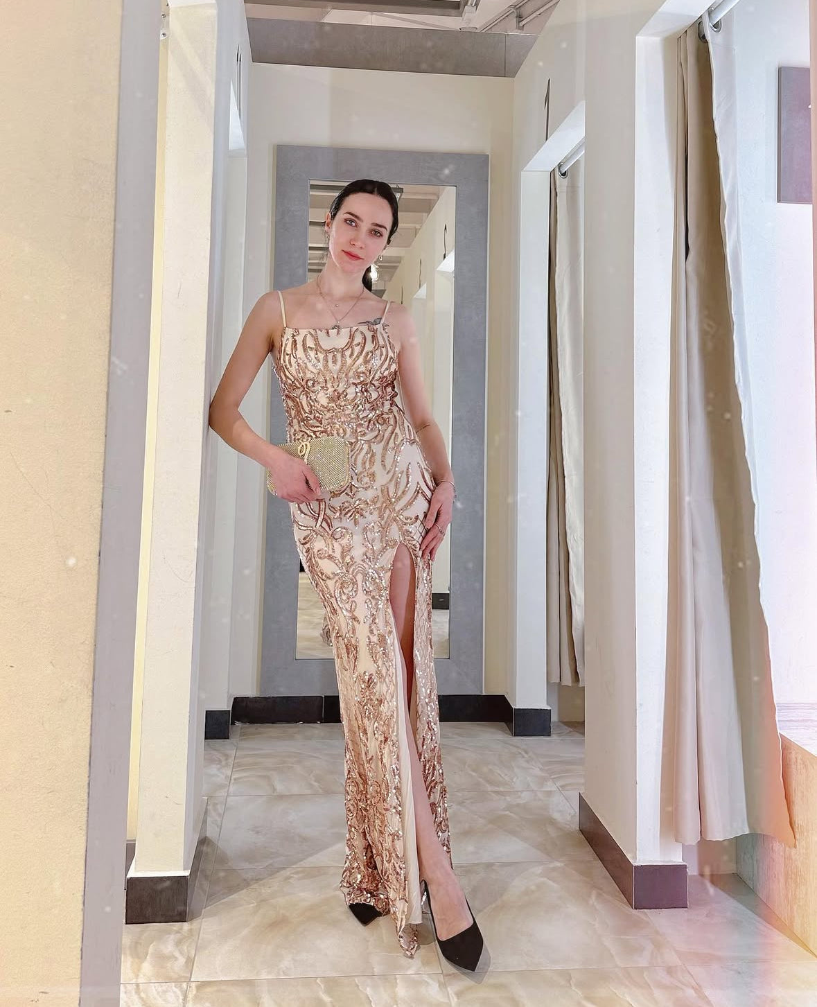 Abito da sera color champagne con paillettes e spacco – eleganza rétro