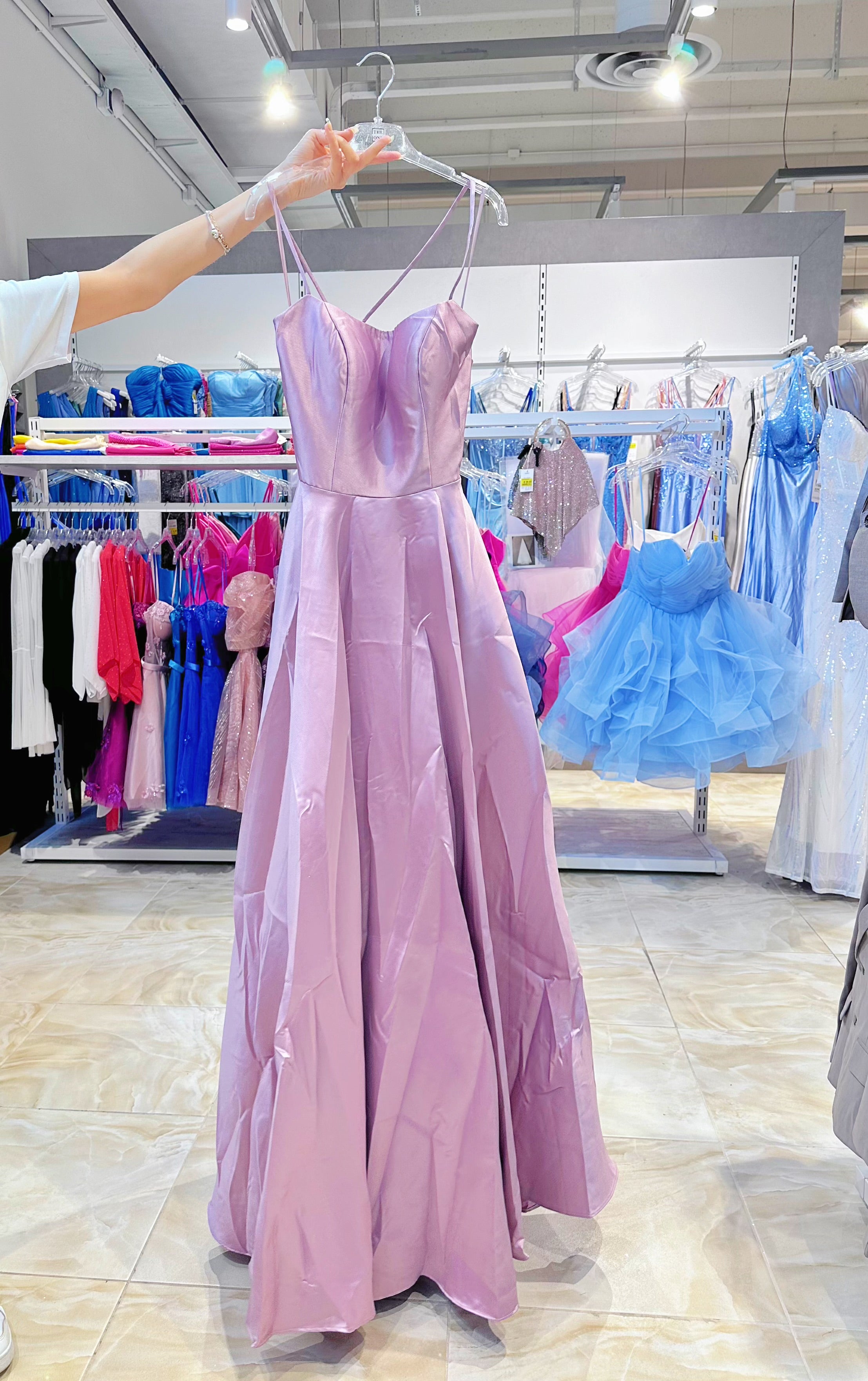 Abito lungo elegante blu royal con spalline sottili e schiena allacciata – con tasche rosa antico