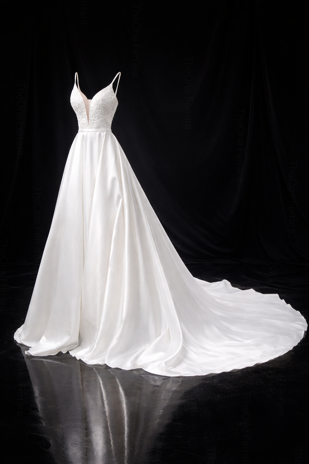 Abito da Sposa Elegante con Scollo Profondo in Pizzo – Vestito Lungo Principessa con Strascico – TheOne Ferrara -835103