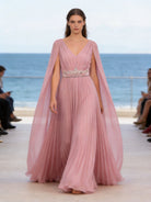 Abito Elegante Lungo in Chiffon con Mantella e Ricami Rosa