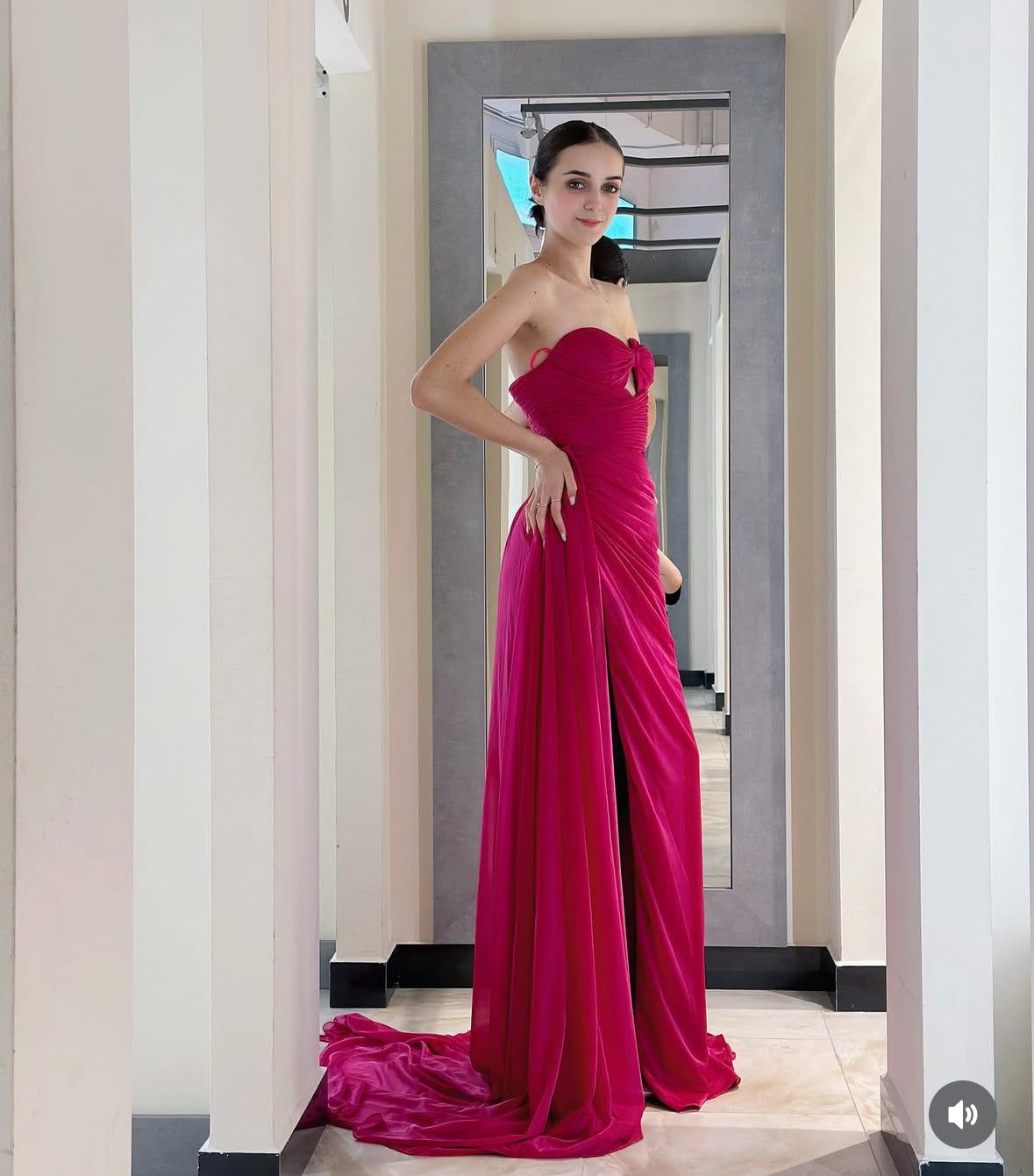 Abito da sera rosa fucsia con spacco alto e scollo a cuore drappeggiato