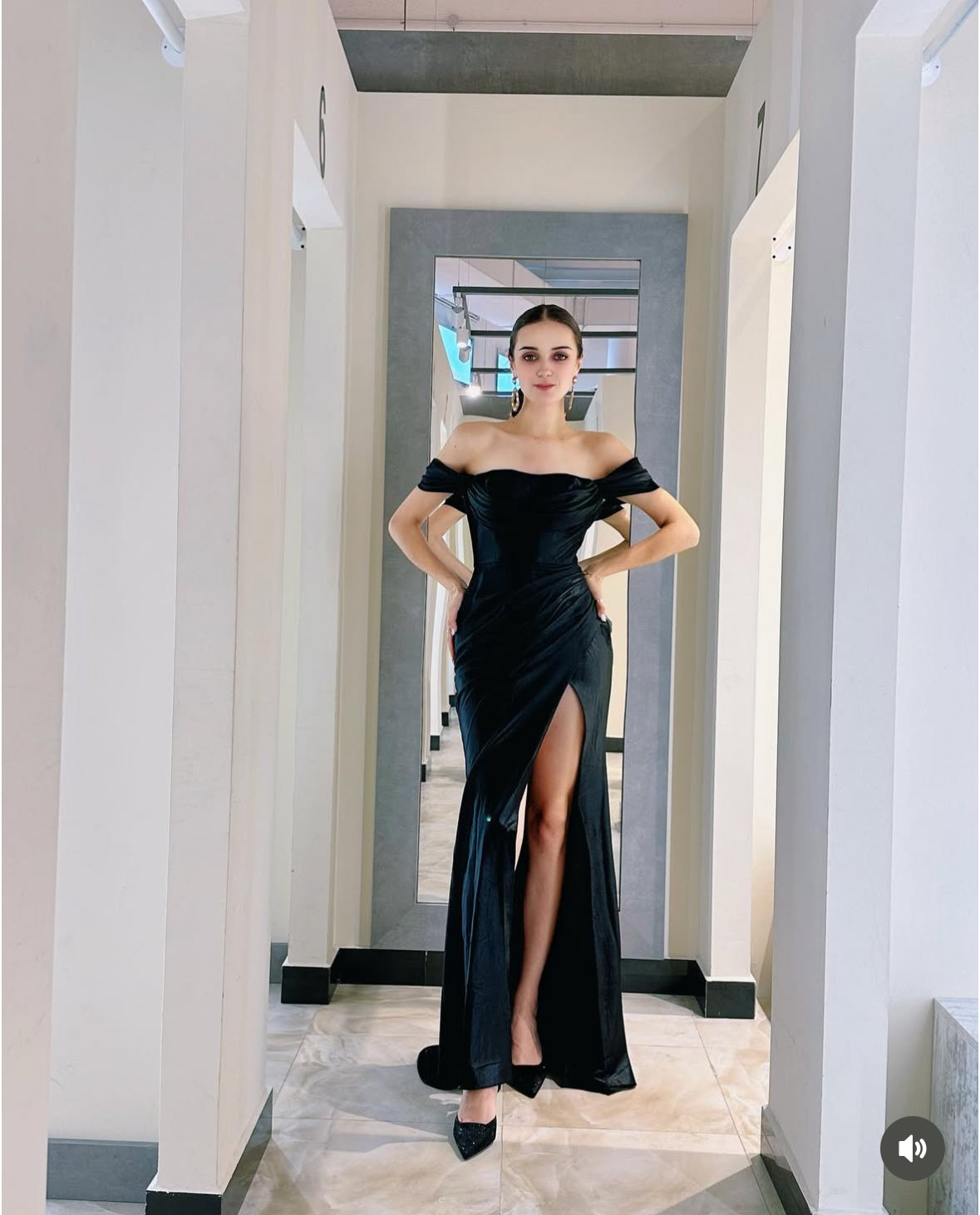 Abito da sera nero lucido con spacco e spalle scoperte – eleganza assoluta Nero